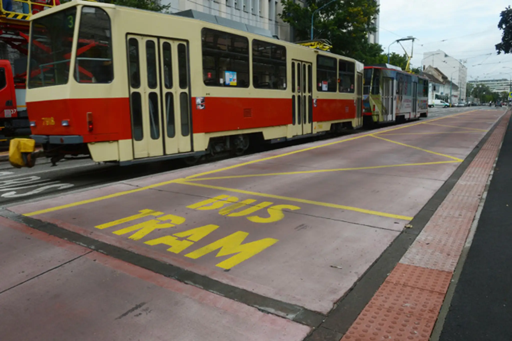 Dokončený nový typ integrovanej zastávky MHD na Radlinského ulici v Bratislave.