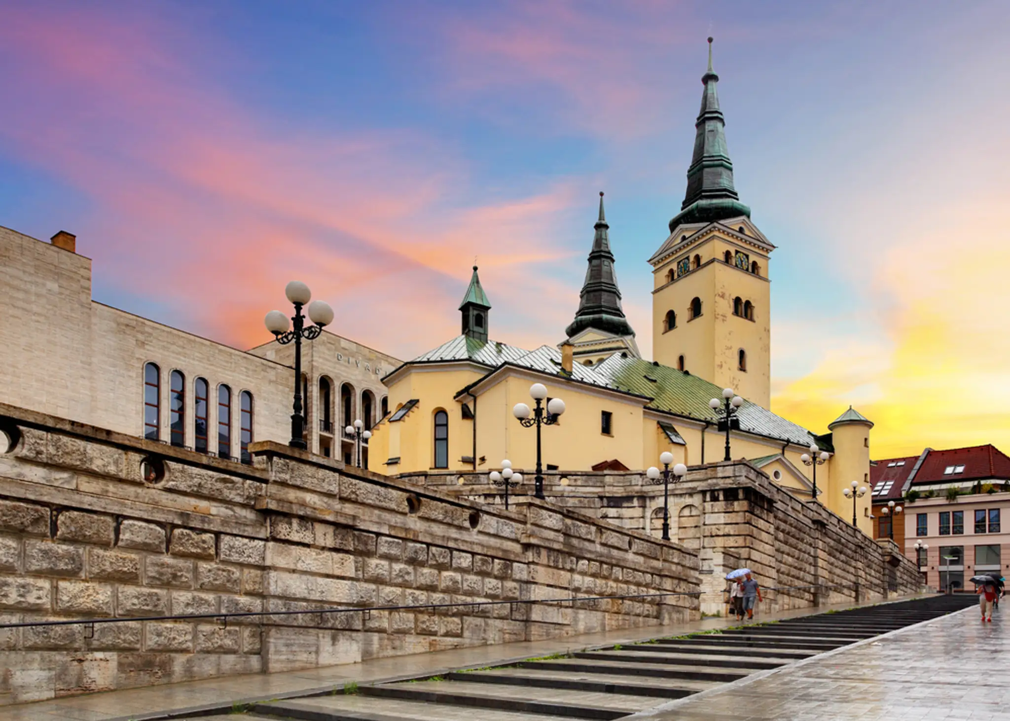 Farské schody s dvojvežím Katedrály Najsvätejšej Trojice v Žiline.