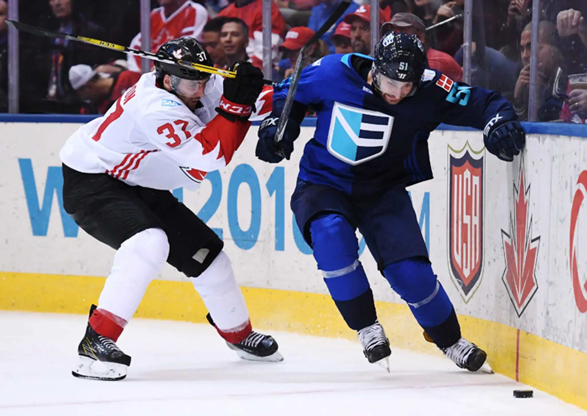 Patrice Bergeron (Kanada) a  Frans Nielsen (Tím Európa) v 2. finále SP.