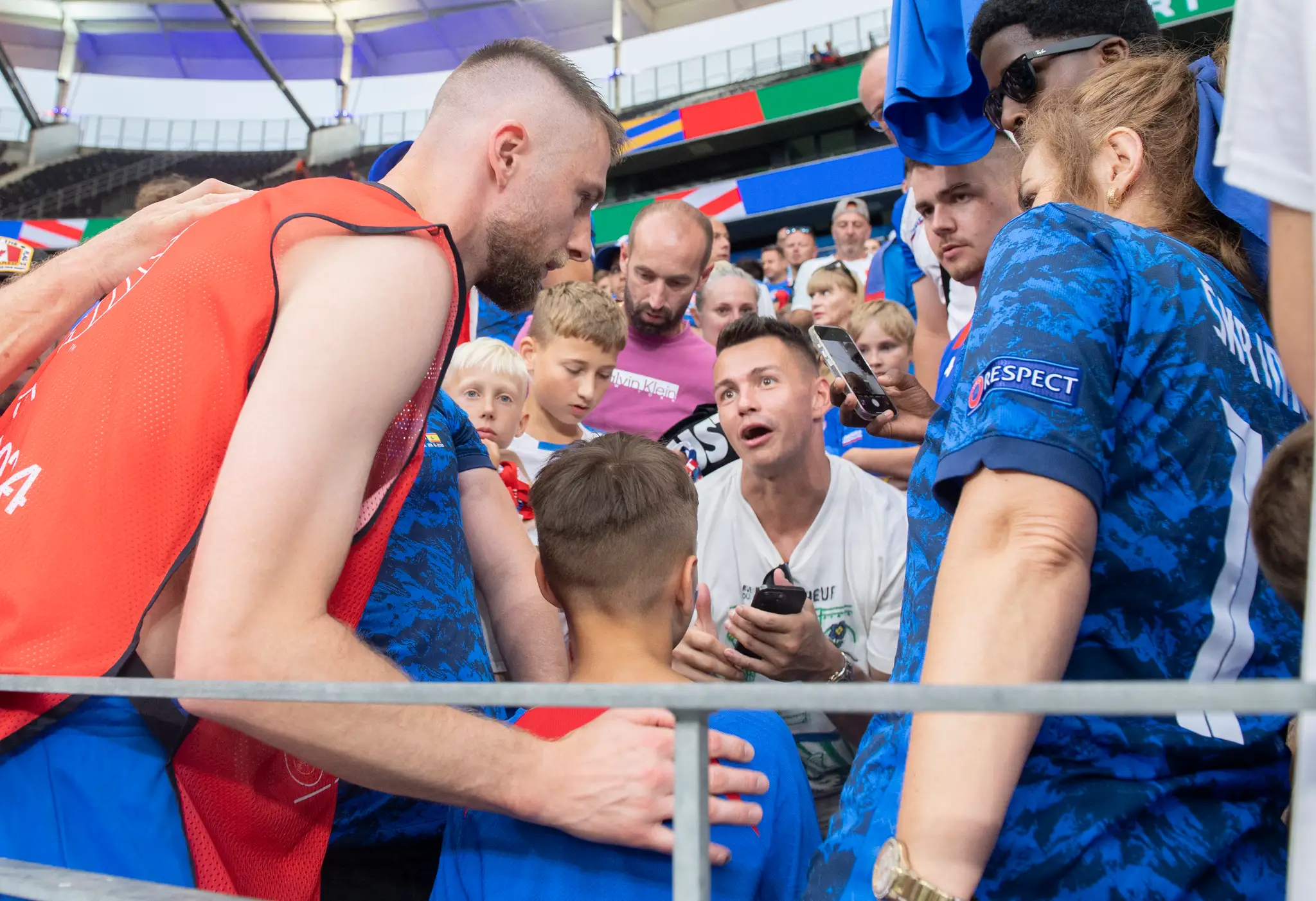 Milan Škriniar (vľavo) s fanúšikmi po zápase s Rumunskom na ME 2024.