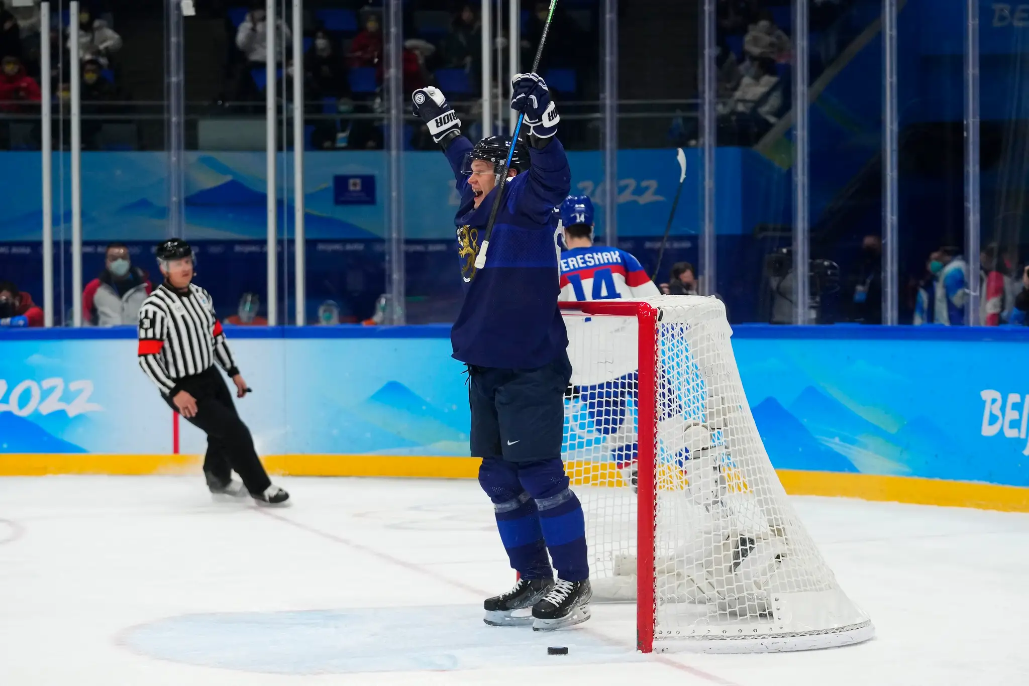 Fín Harri Pesonen dáva gól do odkrytej slovenskej bránky v semifinále ZOH 2022.
