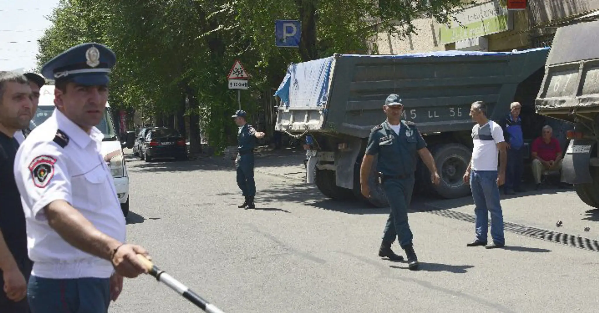 Ozbrojenci obsadili centrálnu policajnú stanicu.