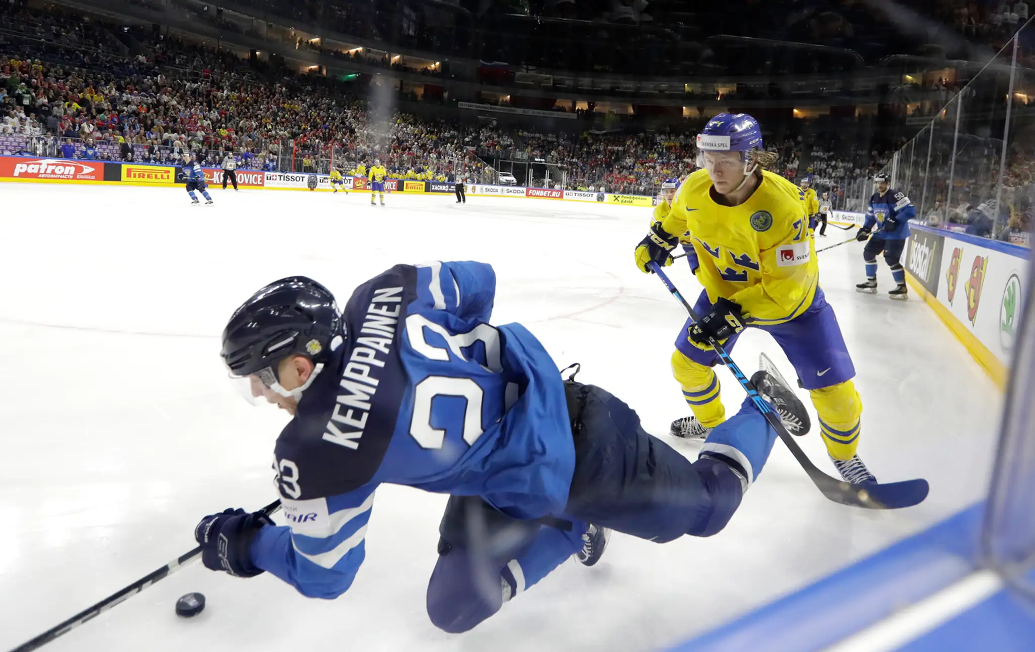 Švéd William Karlsson (vpravo) atakuje v semifinále MS 2017 Joonasa Kemppainena z Fínska.