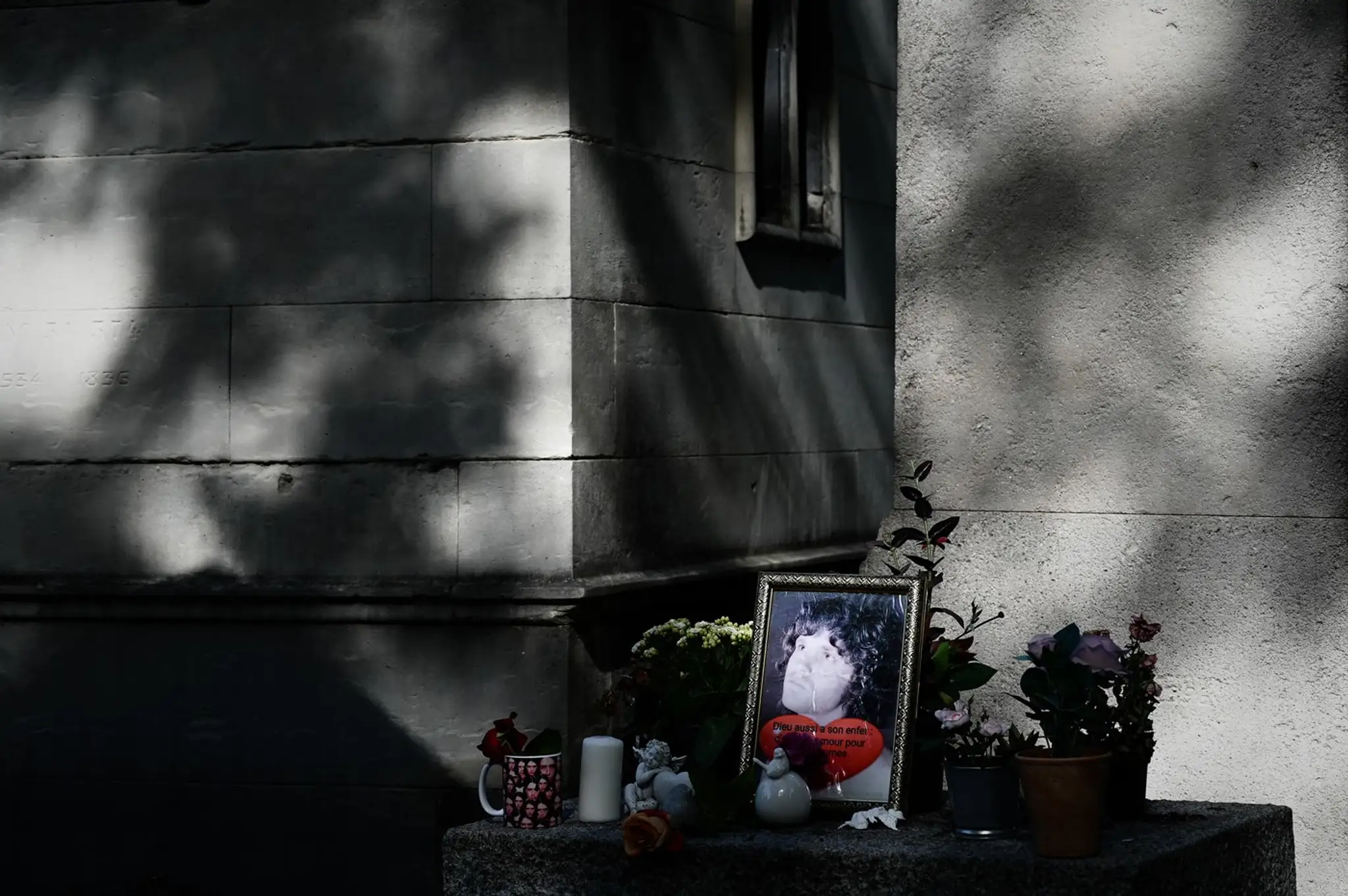 Hrob zosnulej americkej rockovej hviezdy Jima Morrisona na cintoríne Pere Lachaise počas Sviatku všetkých svätých v Paríži 22. júla 2019.