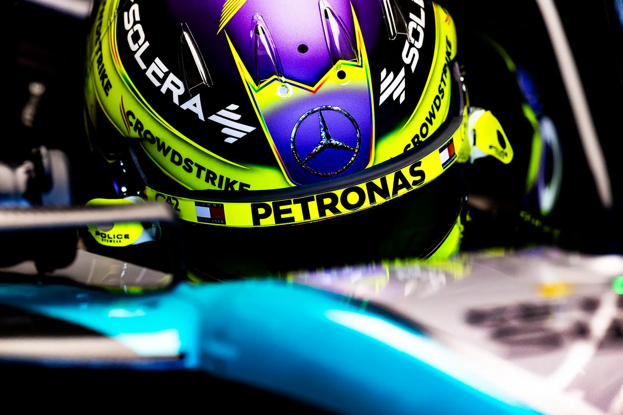 Lewis Hamilton stále s prilbou a autom Mercedesu. 