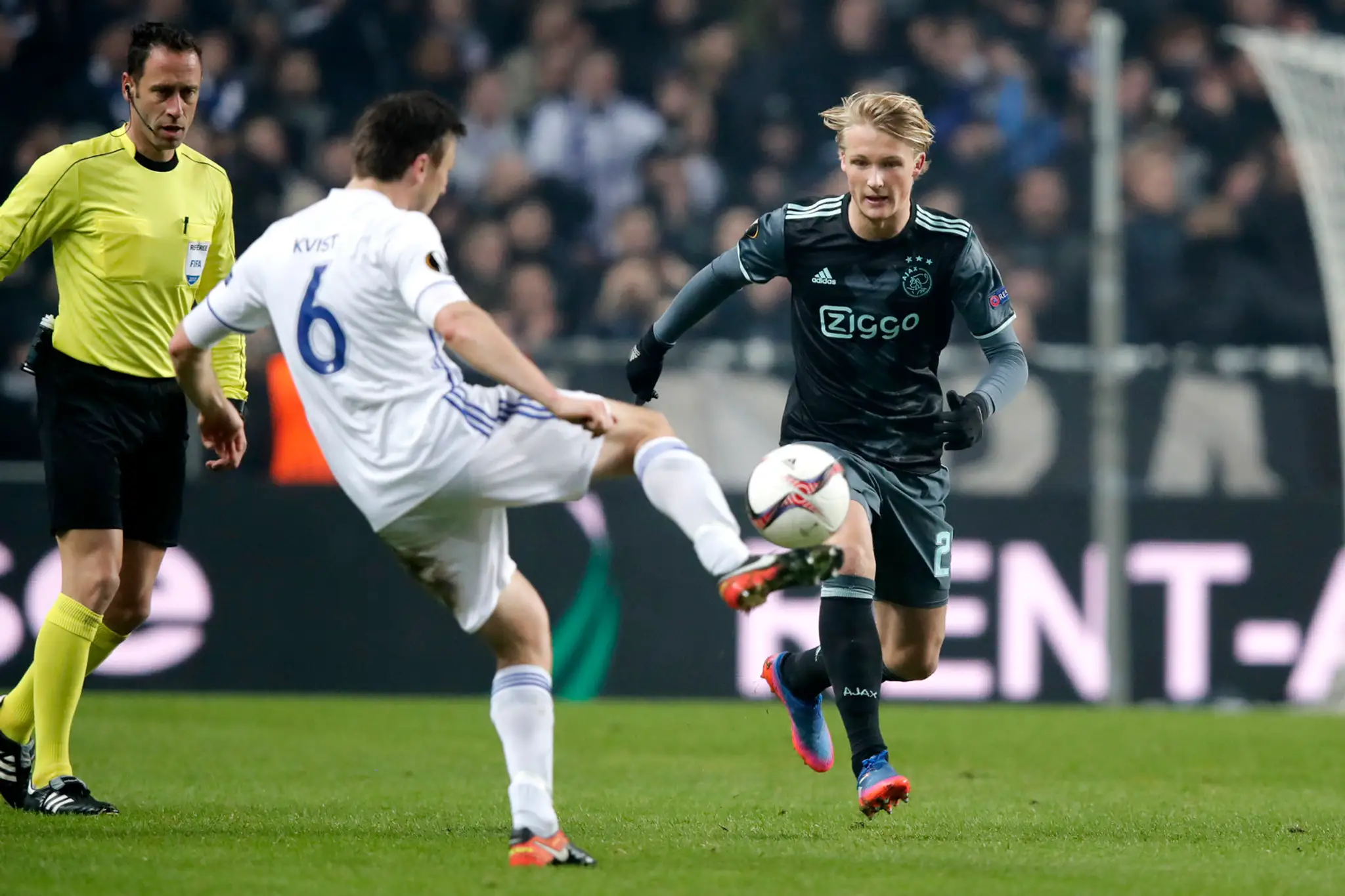 Kasper Dolberg (vpravo) z Ajaxu sa snaží získať loptu proti Williamovi Kvistovi z Kodane v osemfinále EL.