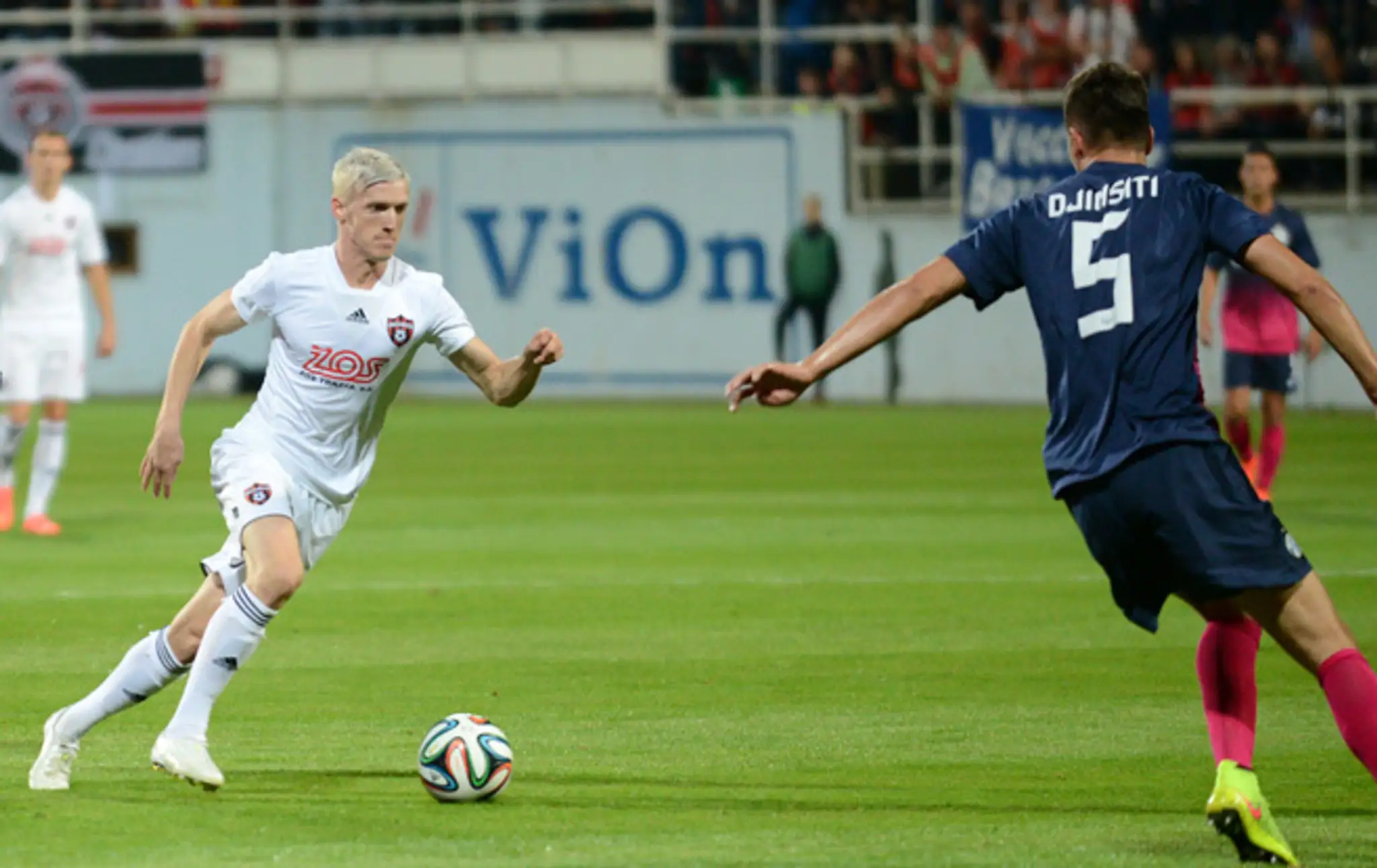Ján Vlasko z Trnavy (vľavo) a Berat Djimsiti z FC Zürich v prvom zápase play off Európskej ligy UEFA 2014/2015.