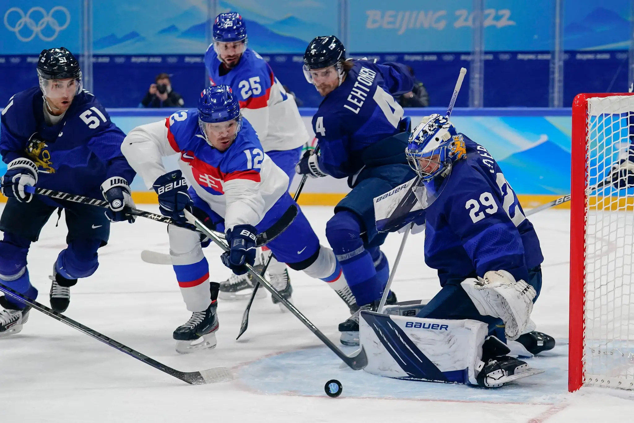 Zľava Miloš Kelemen Fín Harri Säteri v semifinále ZOH 2022.
