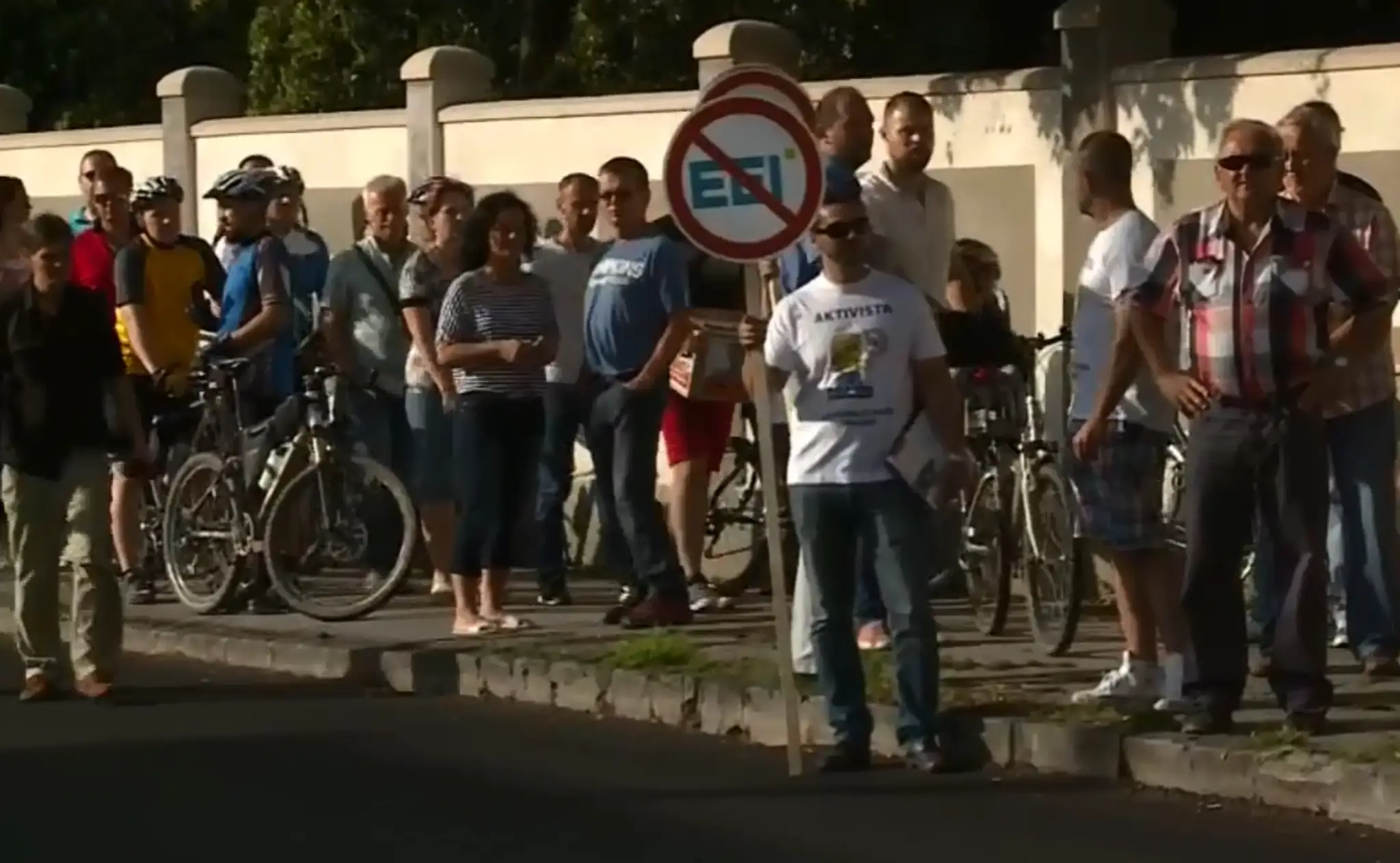 Protestujúci ľudia pred domom primátora Richarda Rašiho