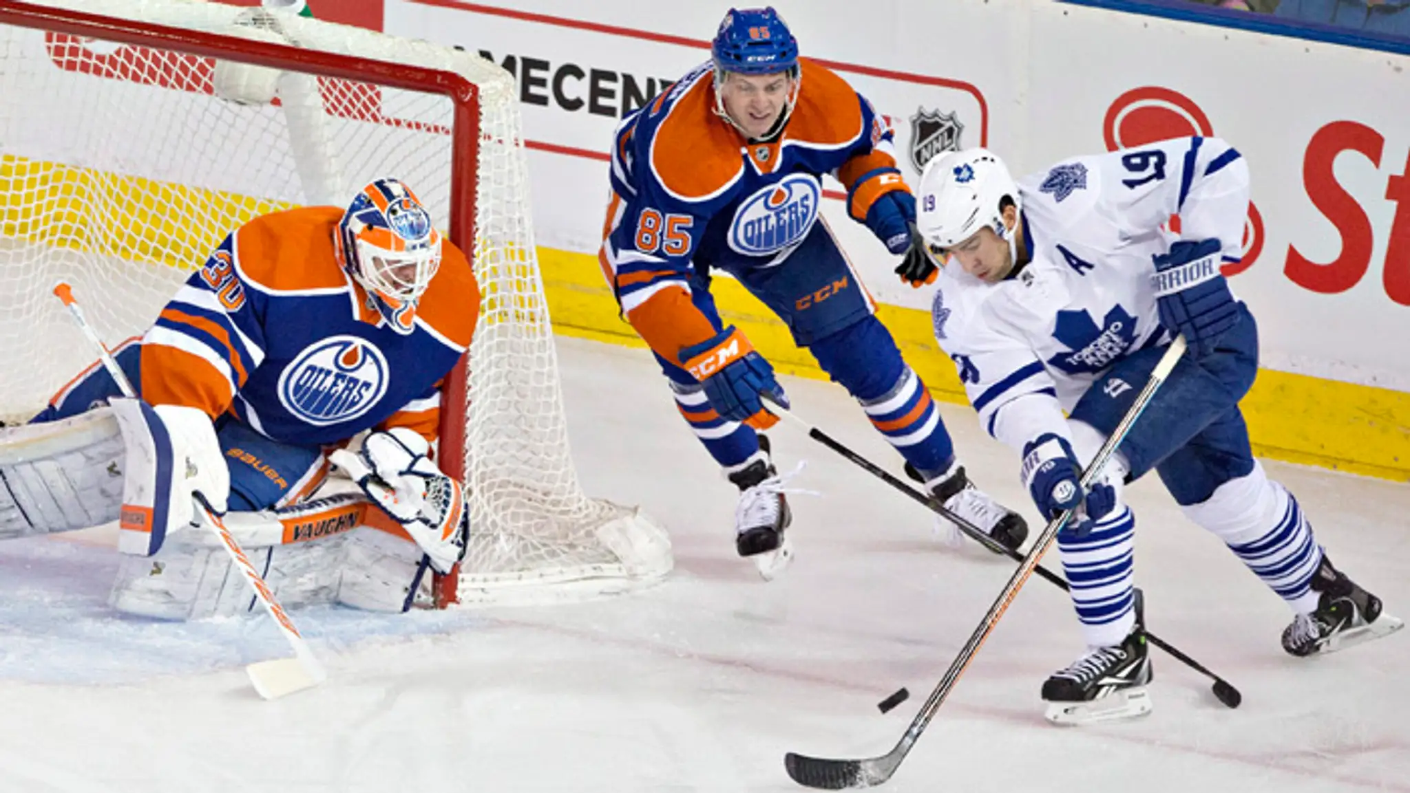 Joffrey Lupul (Toronto) sa snaží dať gól do brány cez Martina Marinčina (Edmonton).