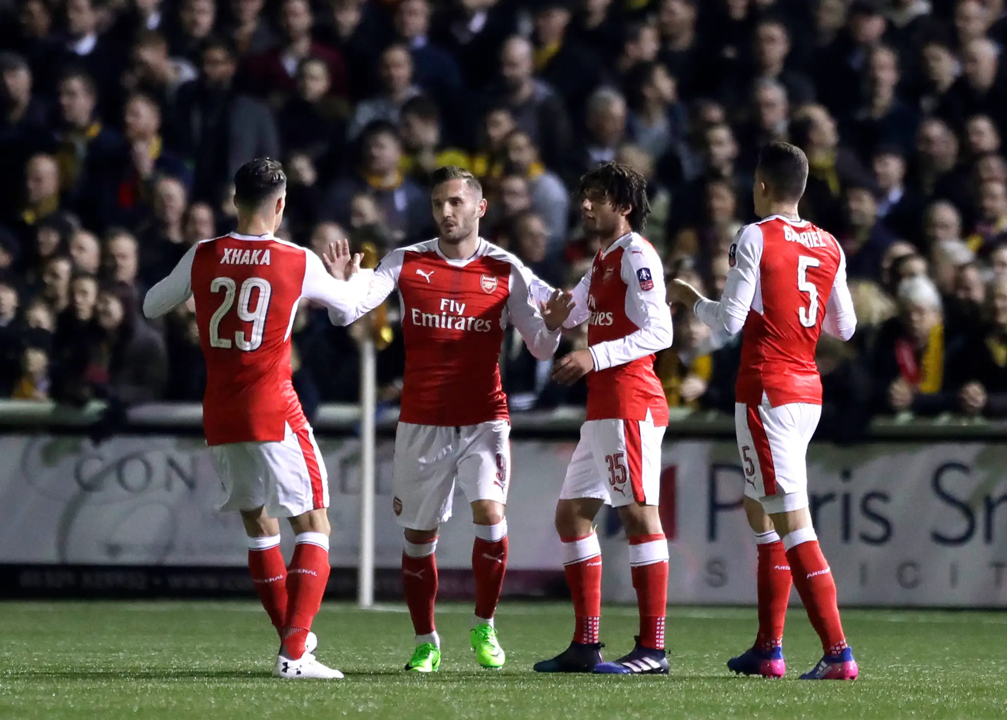 Lucas Pérez (druhý zľava) oslavuje so spoluhráčmi z Arsenalu svoj gól v zápase FA Cupu proti Suttonu United.