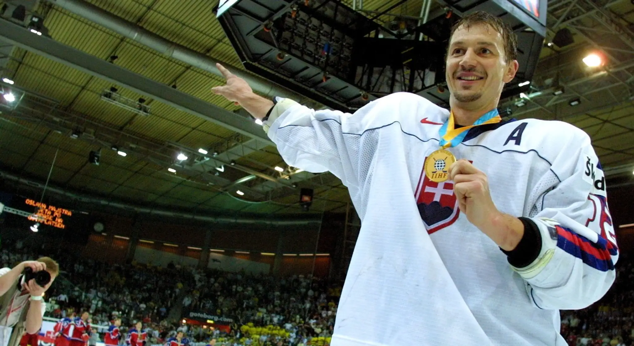 V najcennejšom drese, s najcennejším kovom. Zlatý chlapec.