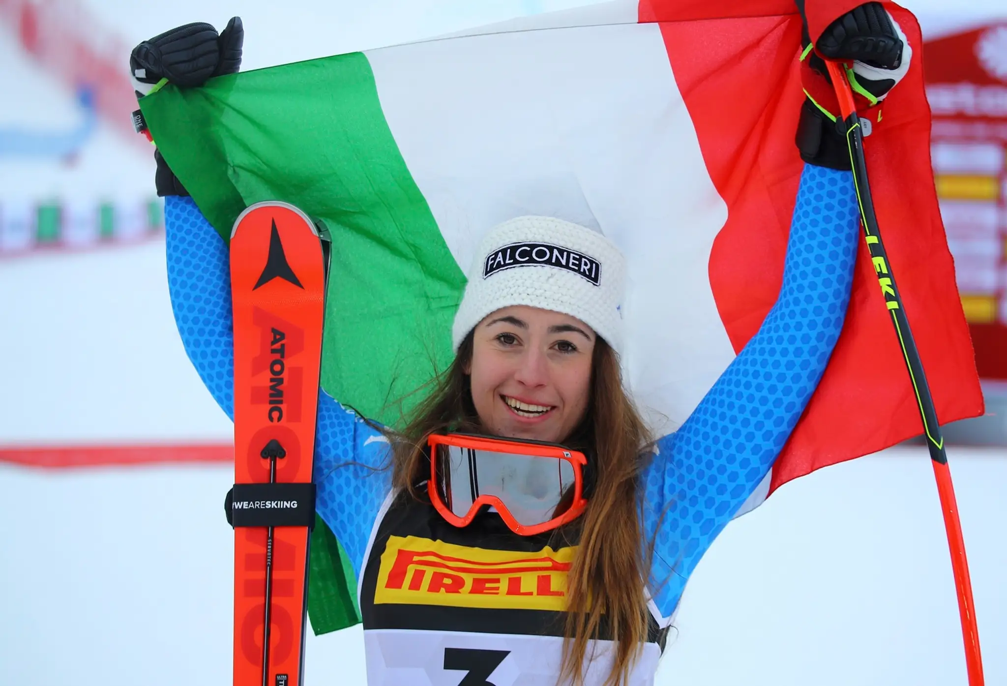 Alpská lyžiarka Mikaela Shiffrinová oslavuje triumf v super-G na MS v Are.