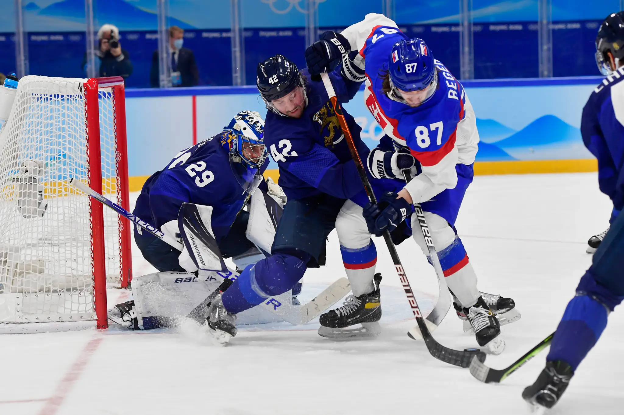 Fín Sami Vatanen atakuje Pavla Regendu v semifinále ZOH 2022.