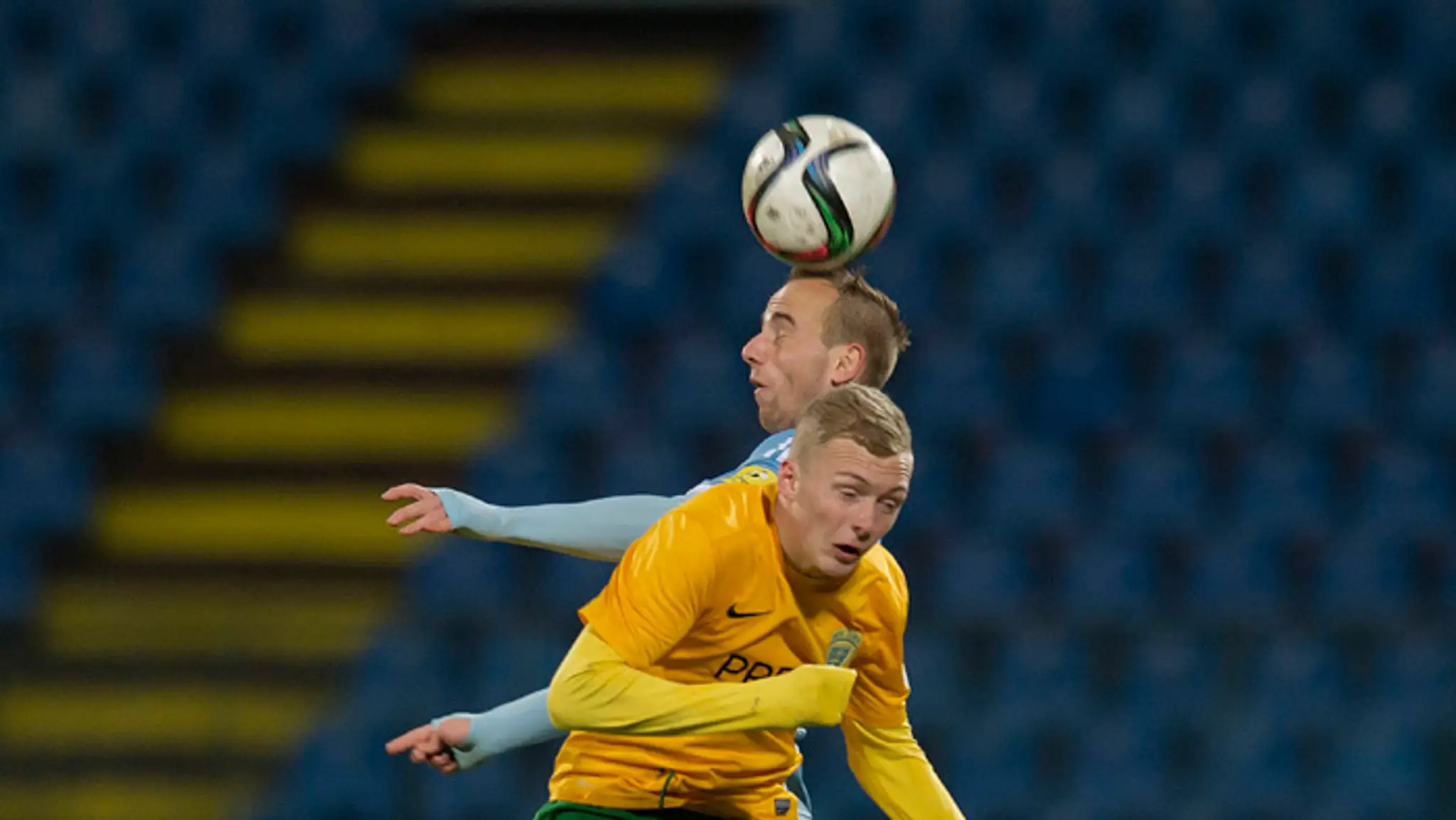 Na archívnej snímke v pozadí Tomáš Jabonský (Slovan) a v popredí Lukáš Čmelík (Žilina).