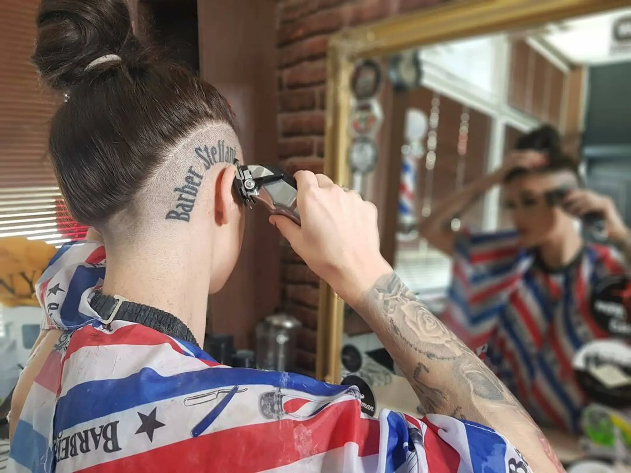 Barberka Lucia pri práci.
