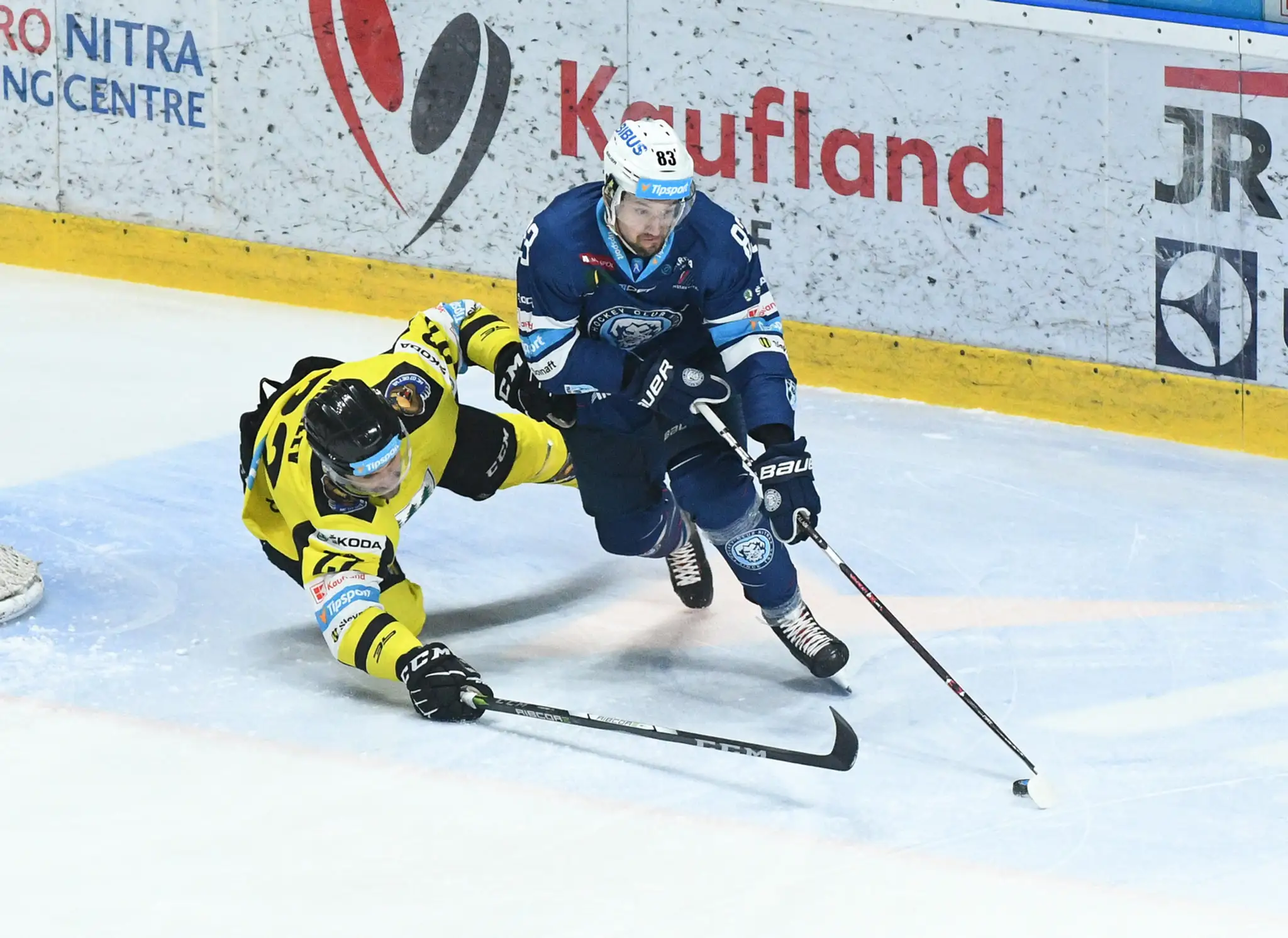 Mikhail Kuklev z Detvy (vľavo) a Erik Čaládi z Nitry v súboji o puk.