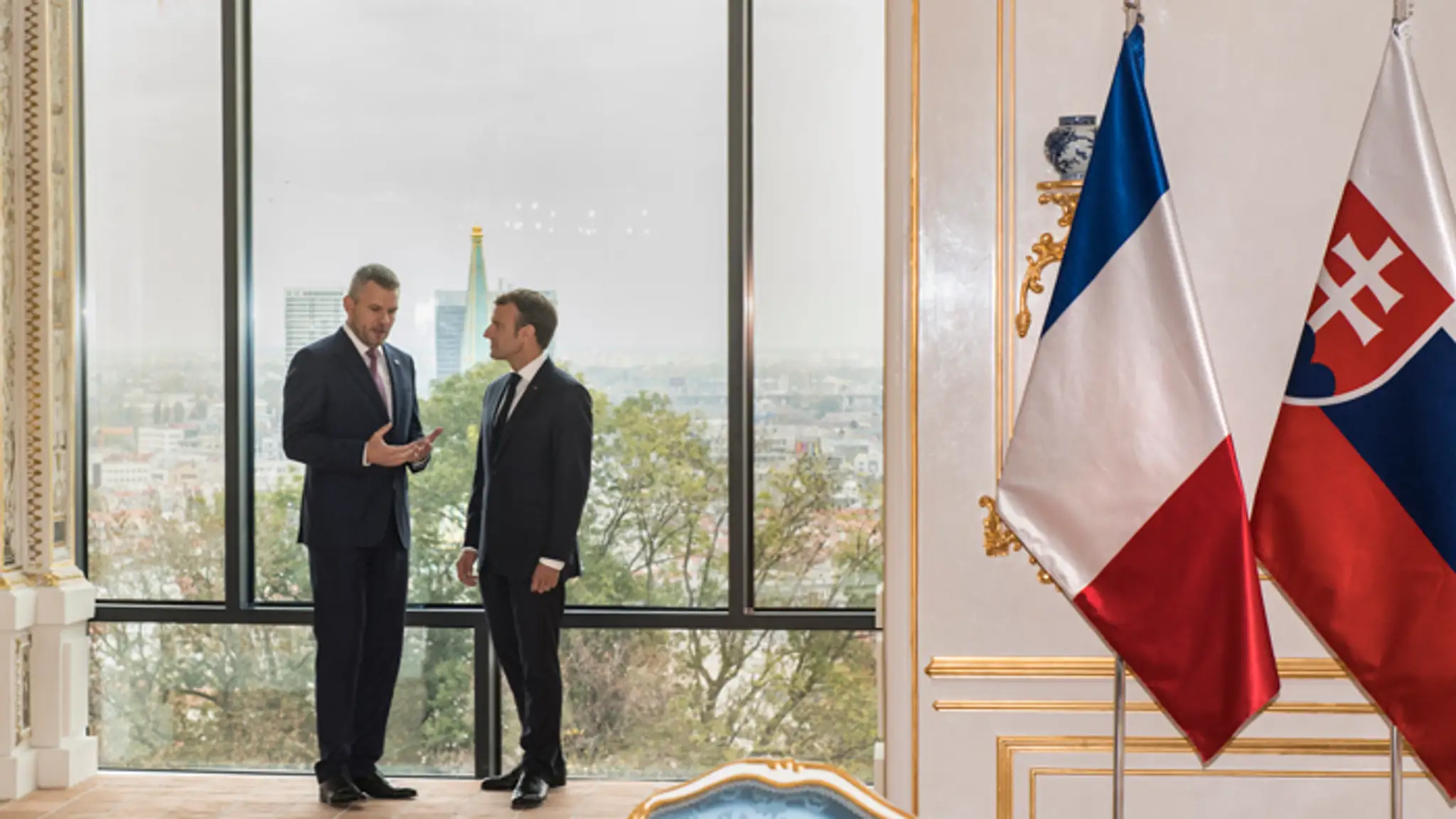 Premiér Peter Pellegrini a francúzsky prezident Emmanuel Macron. 