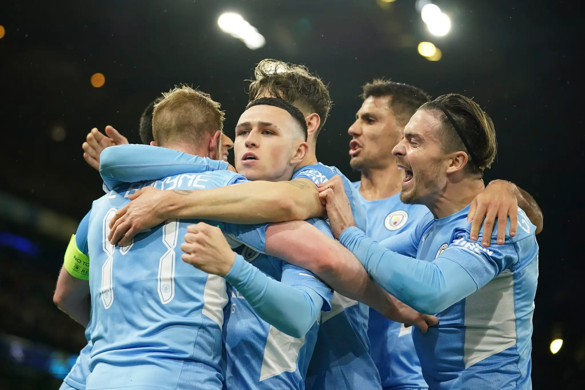 Hráči Manchesteru City oslavujú gól proti Atléticu v prvom štvrťfinále LM.