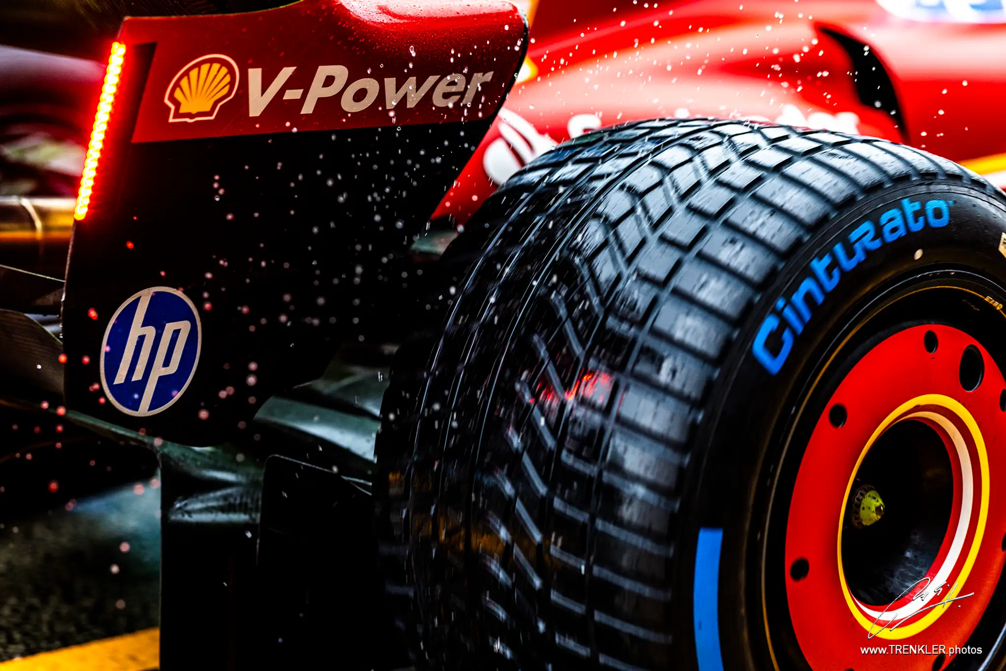 Detail na pneumatiku monopostu Ferrari.
