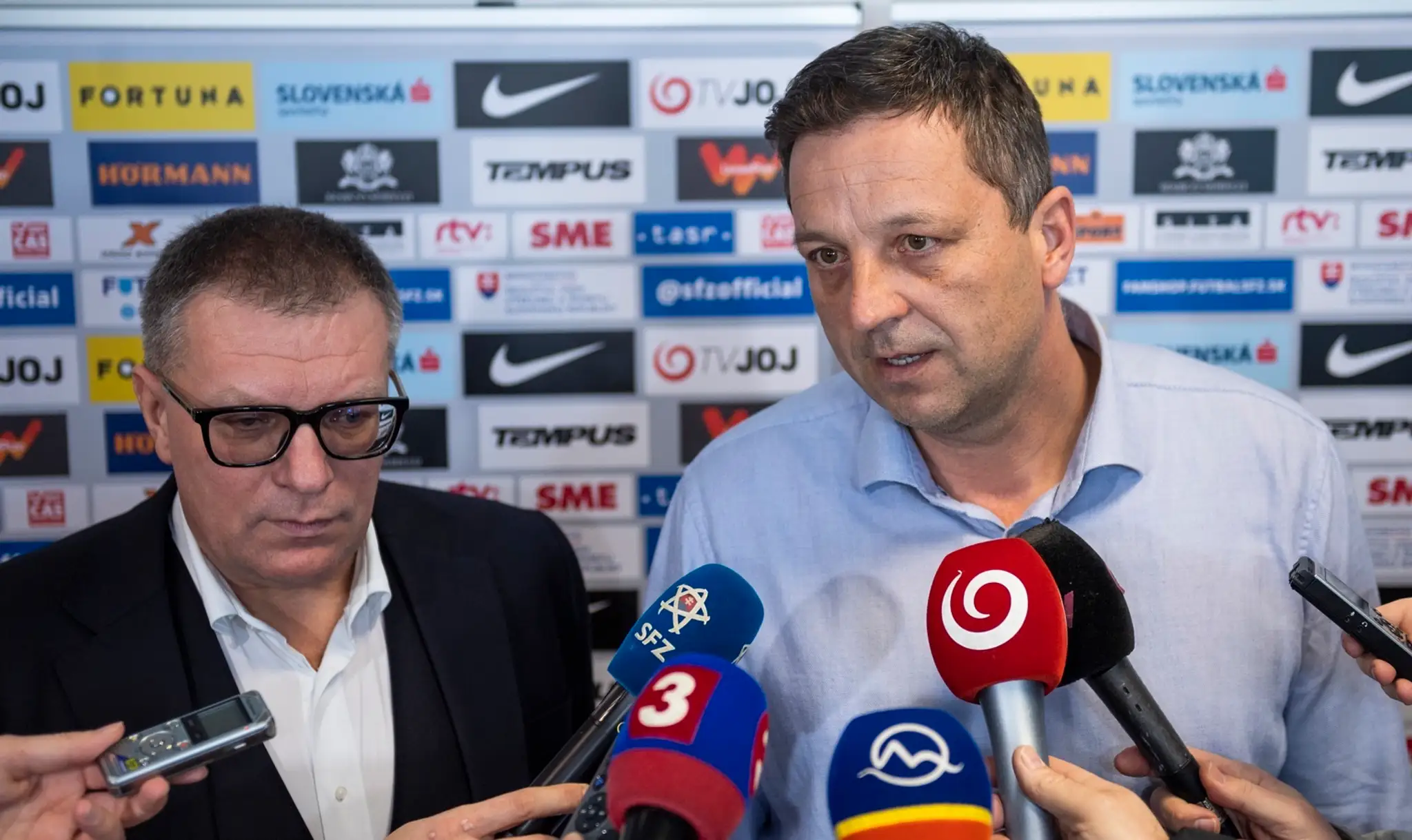 Slovenská tenistka Anna Karolína Schmiedlová sa teší z víťazstva 6:2, 6:2 nad Bieloruskou Victoriou Azarenkovou.