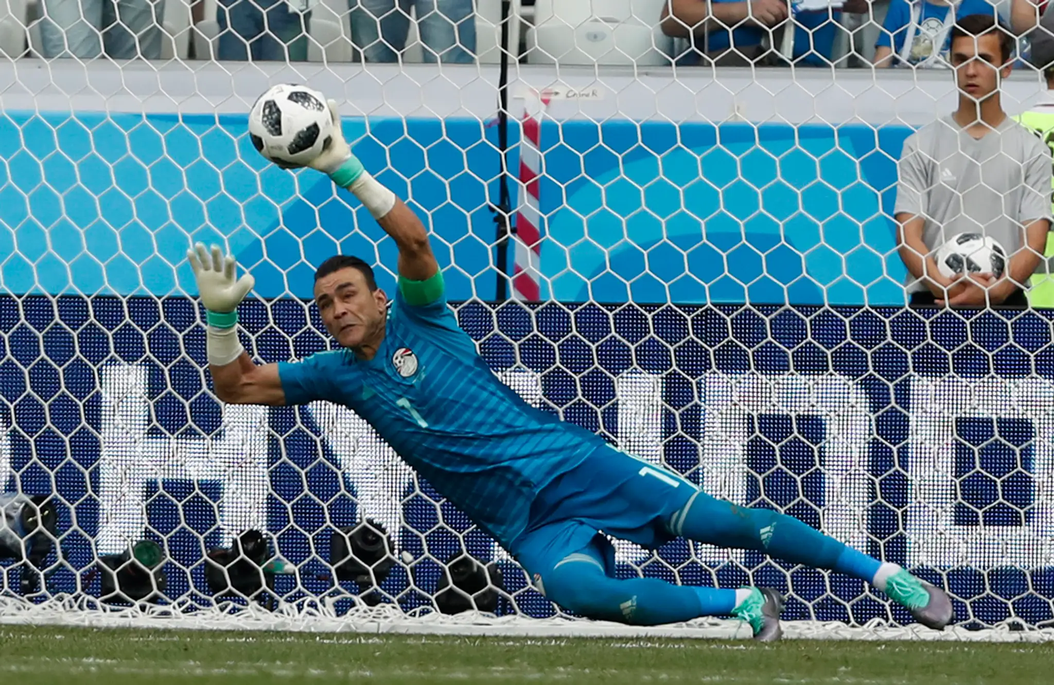 Egyptský brankár  Essam El Hadary chytil penaltu v zápase proti Saudskej Arábii.