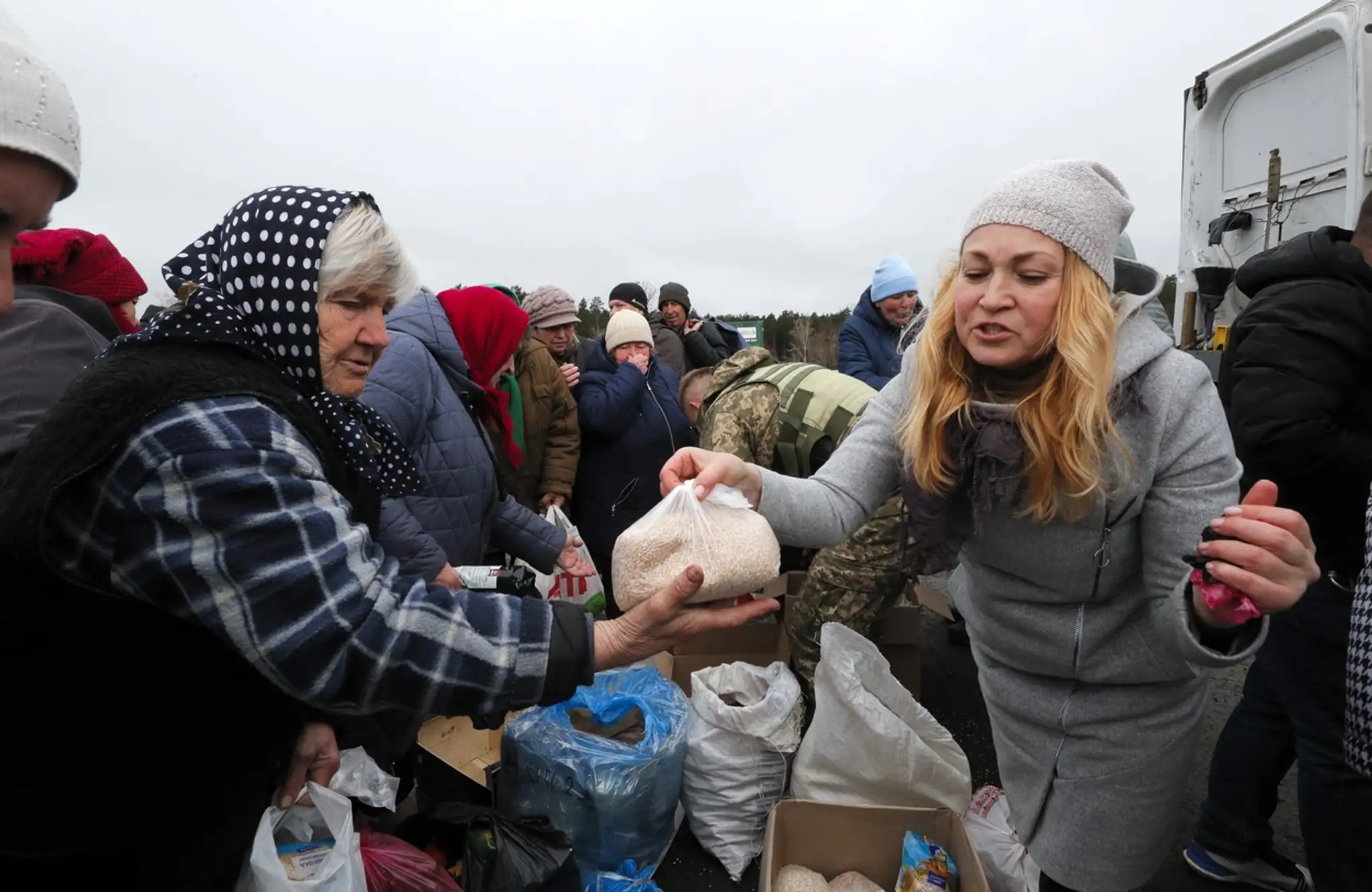 Distribúcia humanitárnej pomoci na predmestí Kyjeva.