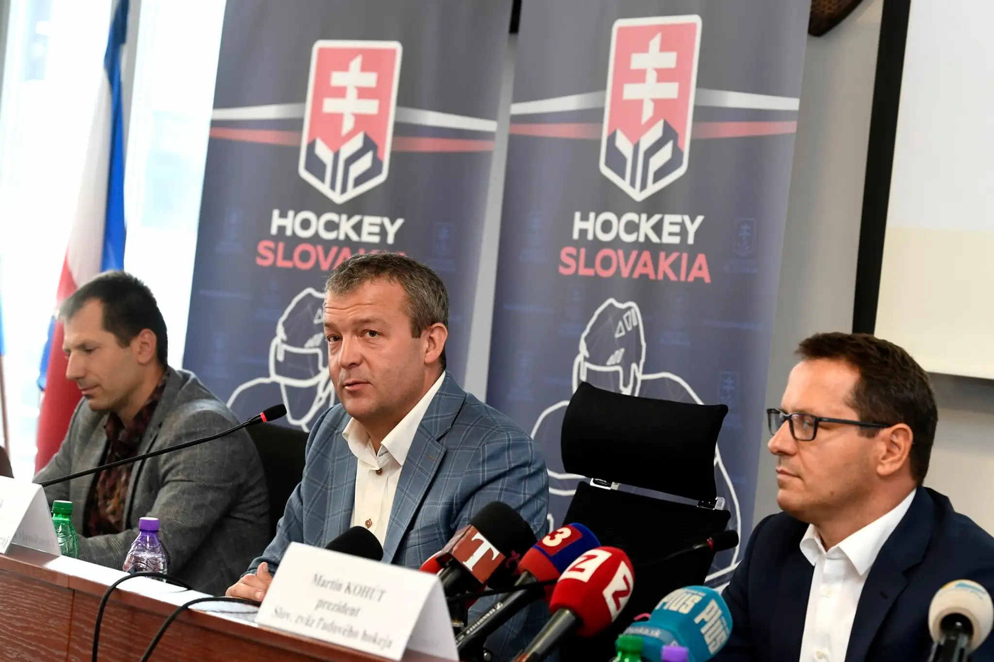 Sprava prezident SZĽH Martin Kohút, predseda Trenčianskeho samosprávneho kraja Jaroslav Baška a predseda Hokej Región Trenčín Ri