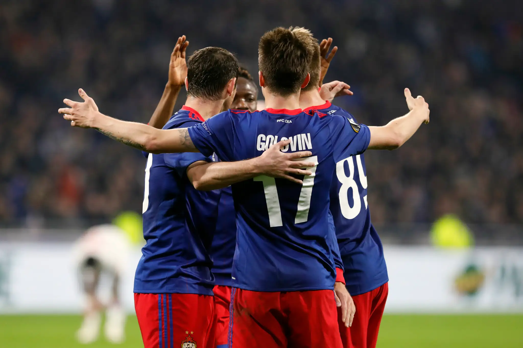 Hráči CSKA Moskva oslavujú gól na pôde Lyonu v odvete osemfinále EL.