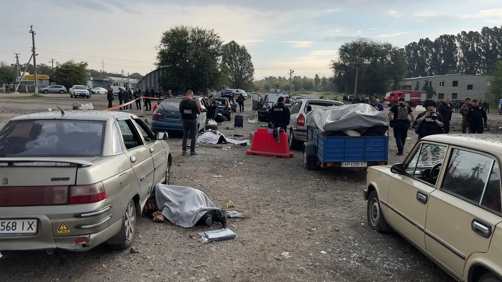 Následky raketového útoku na konvoj civilistov.