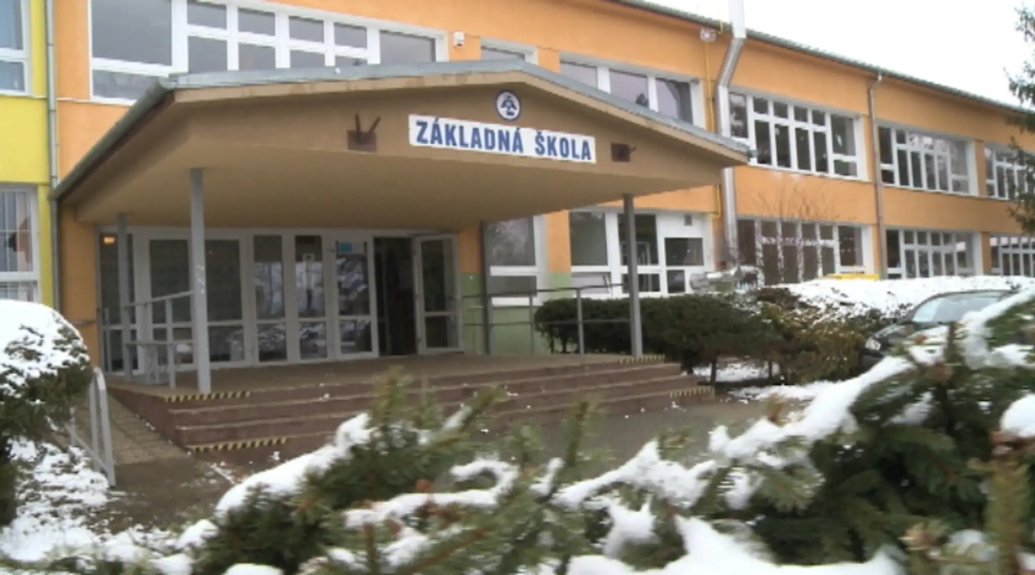 Škola má dvoch riaditeľov. Do práce však chodí iba jeden