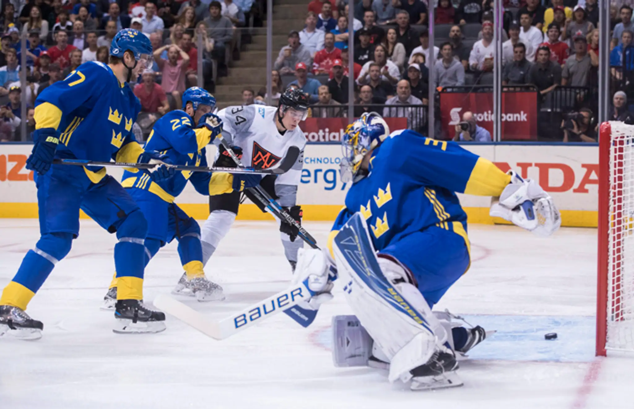 Hráč Tímu Severnej Ameriky Auston Matthews dáva gól do švédskej brány.