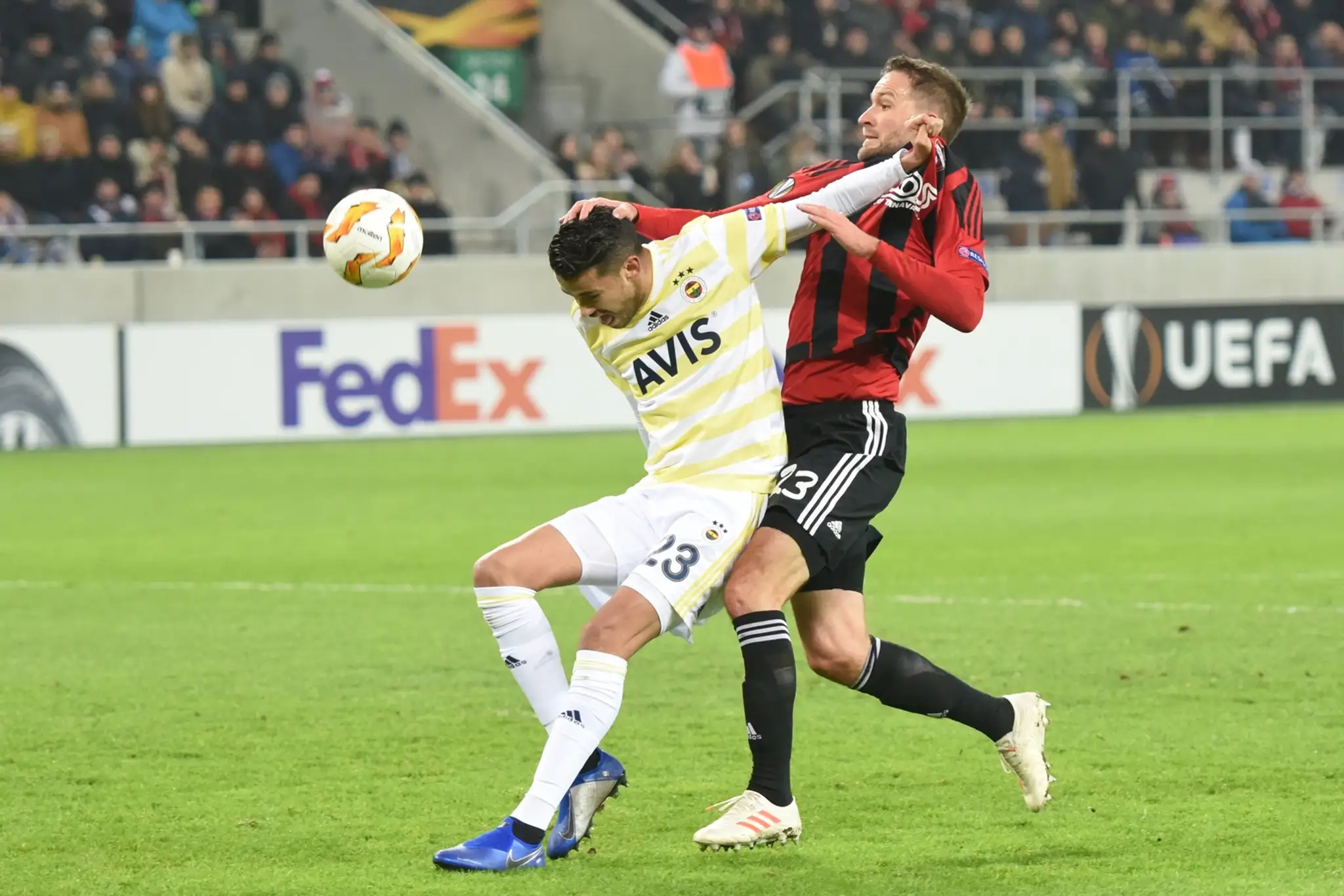 Vpravo Trnavčan Marek Bakoš bojuje o loptu s Diegom Reyesom z Fenerbahce v dueli EL.