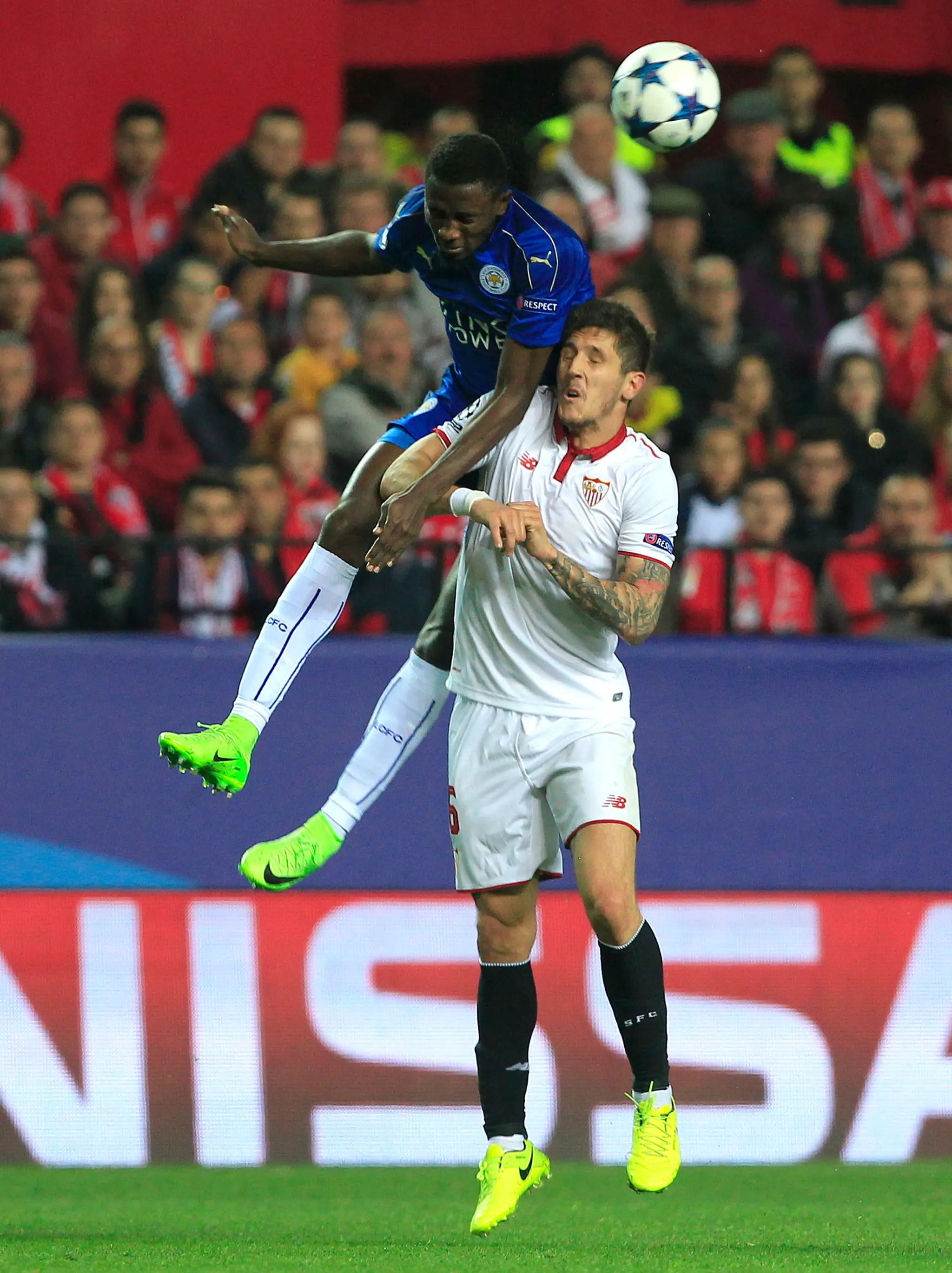 Ahmed Musa z Leicestru hlavičkuje pred Stevanom Jovetičom zo Seville v osemfinále LM.