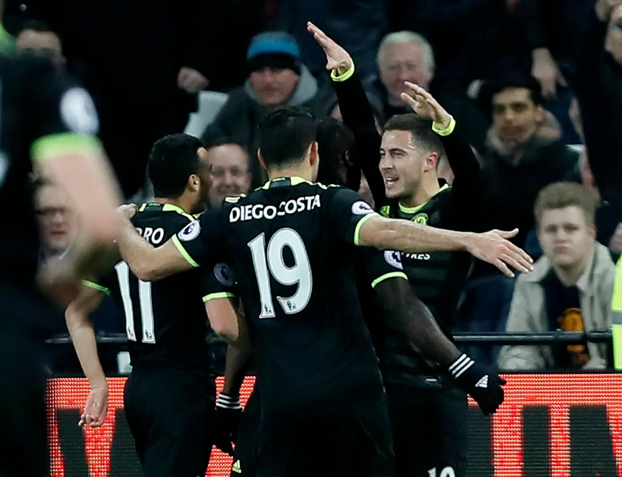 Eden Hazard (vpravo) z Chelsea Londýn sa teší po góle so spoluhráčmi.