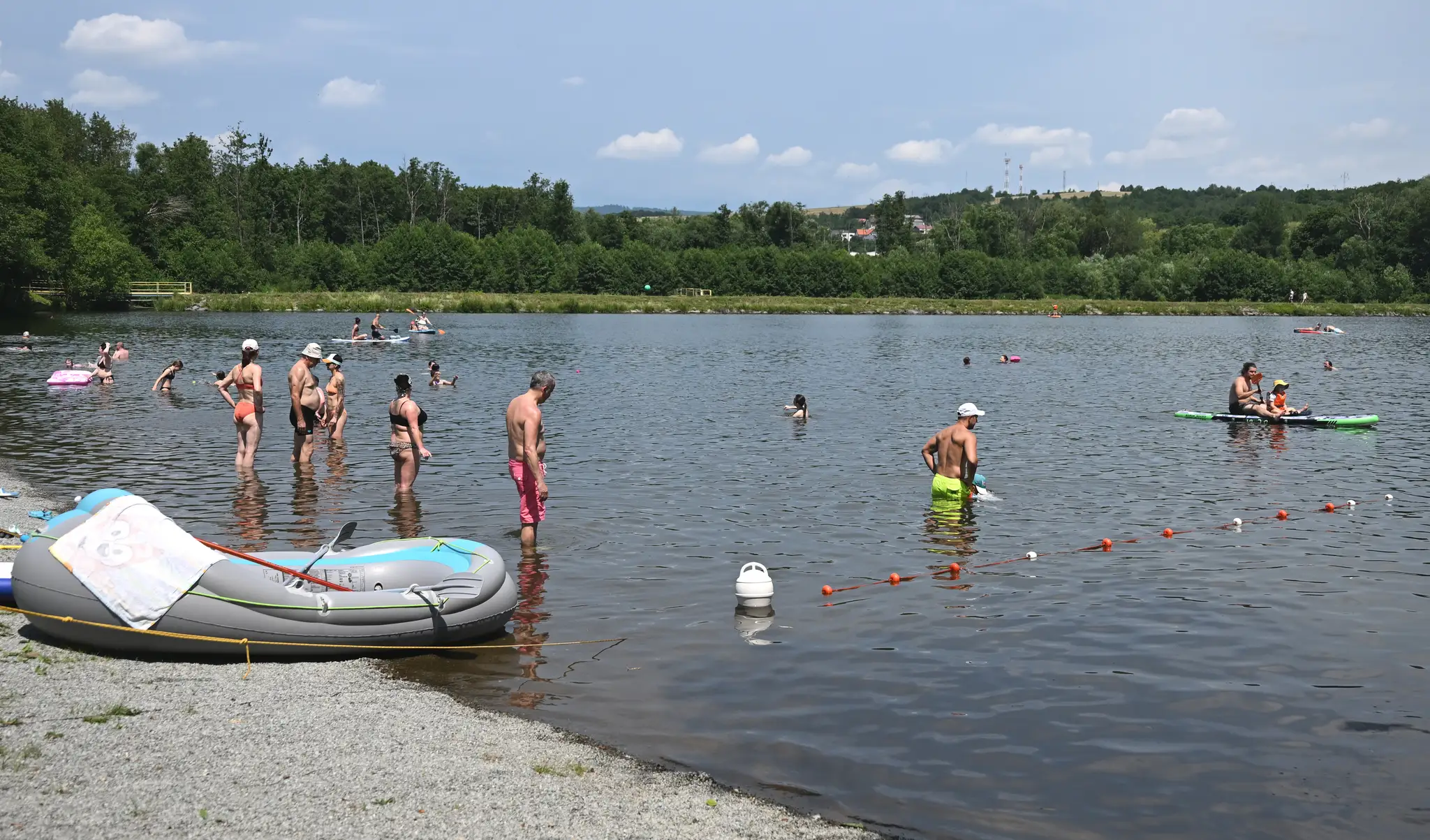 Ľudia sa počas horúčav chladia vo vode.