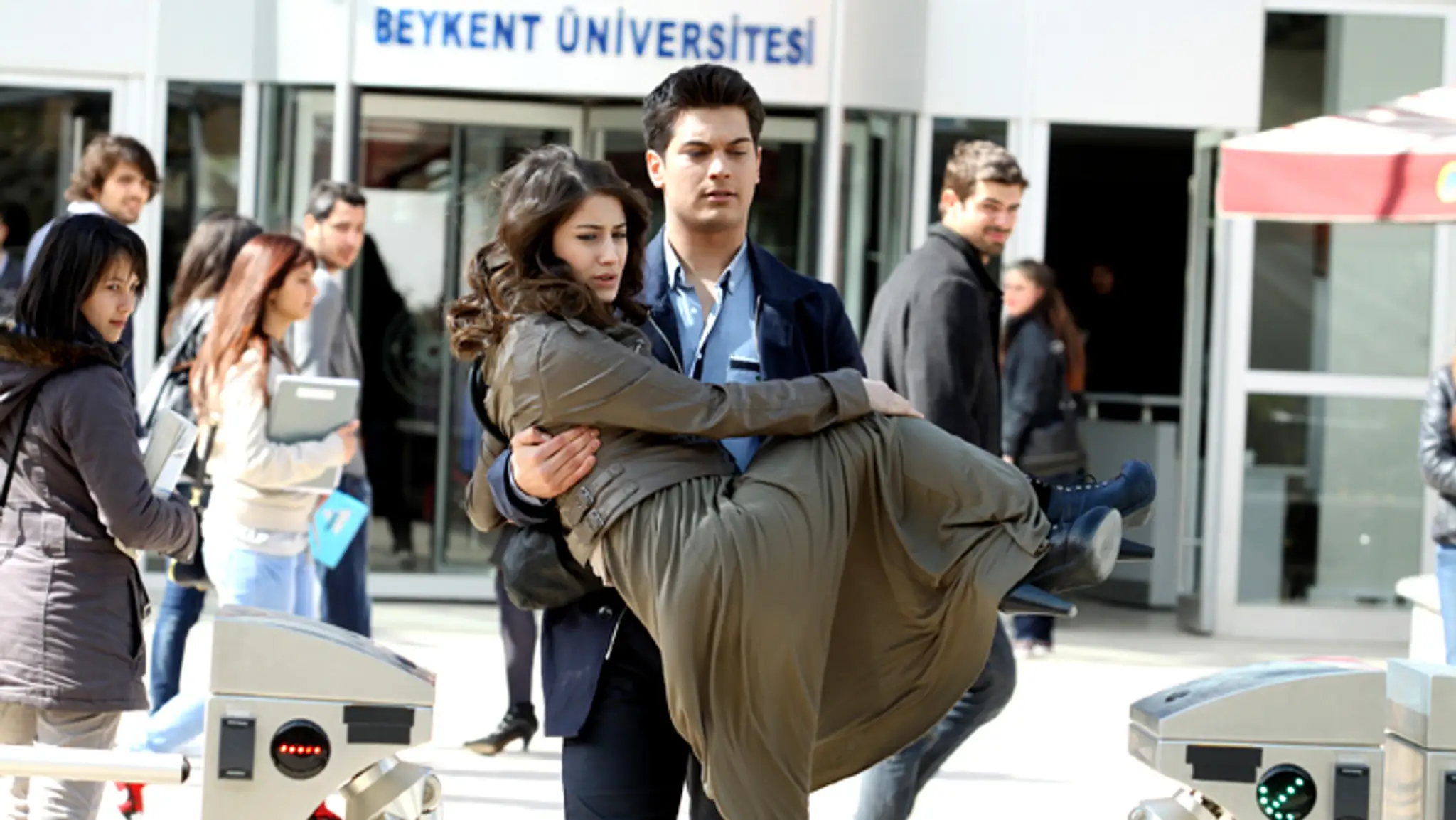 Feriha - Feriha (Hazal Kaya) a Emir (Çağatay Ulusoy)