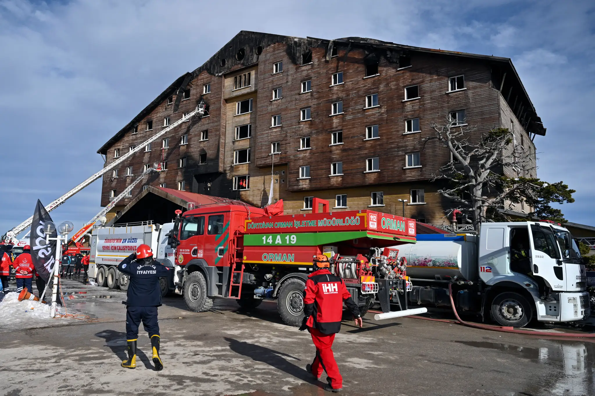 Hasiči zasahujú pri požiari hotela v lyžiarskom stredisku Kartalkaya. (2)