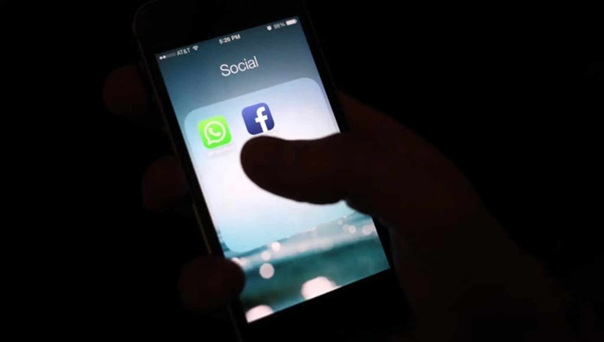 Logo Facebooku na obrazovke mobilného telefónu iPhone.