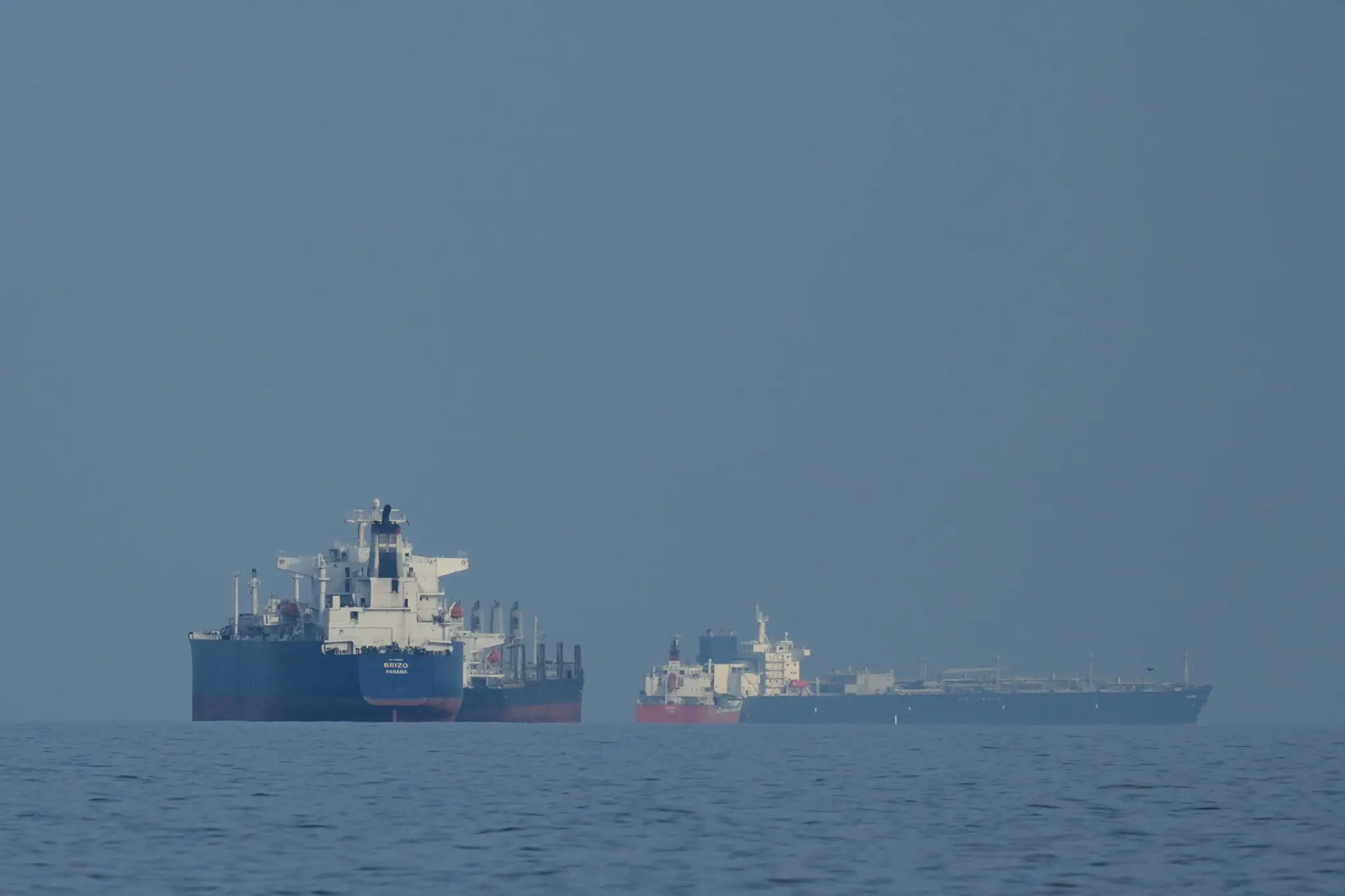 Ropné tankery a nákladné lode sa plavia za sebou v Hormuzskom prielive pri pobreží mesta Mina Al Fajer, v Spojených arabských emirátoch.