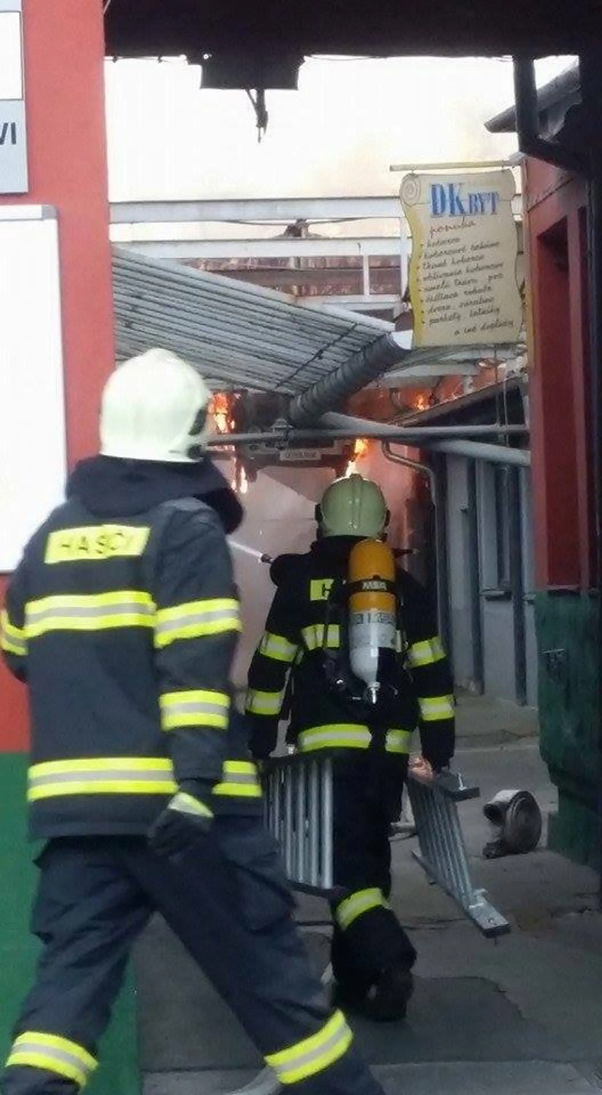 Hasiči zasahujú pri požiari