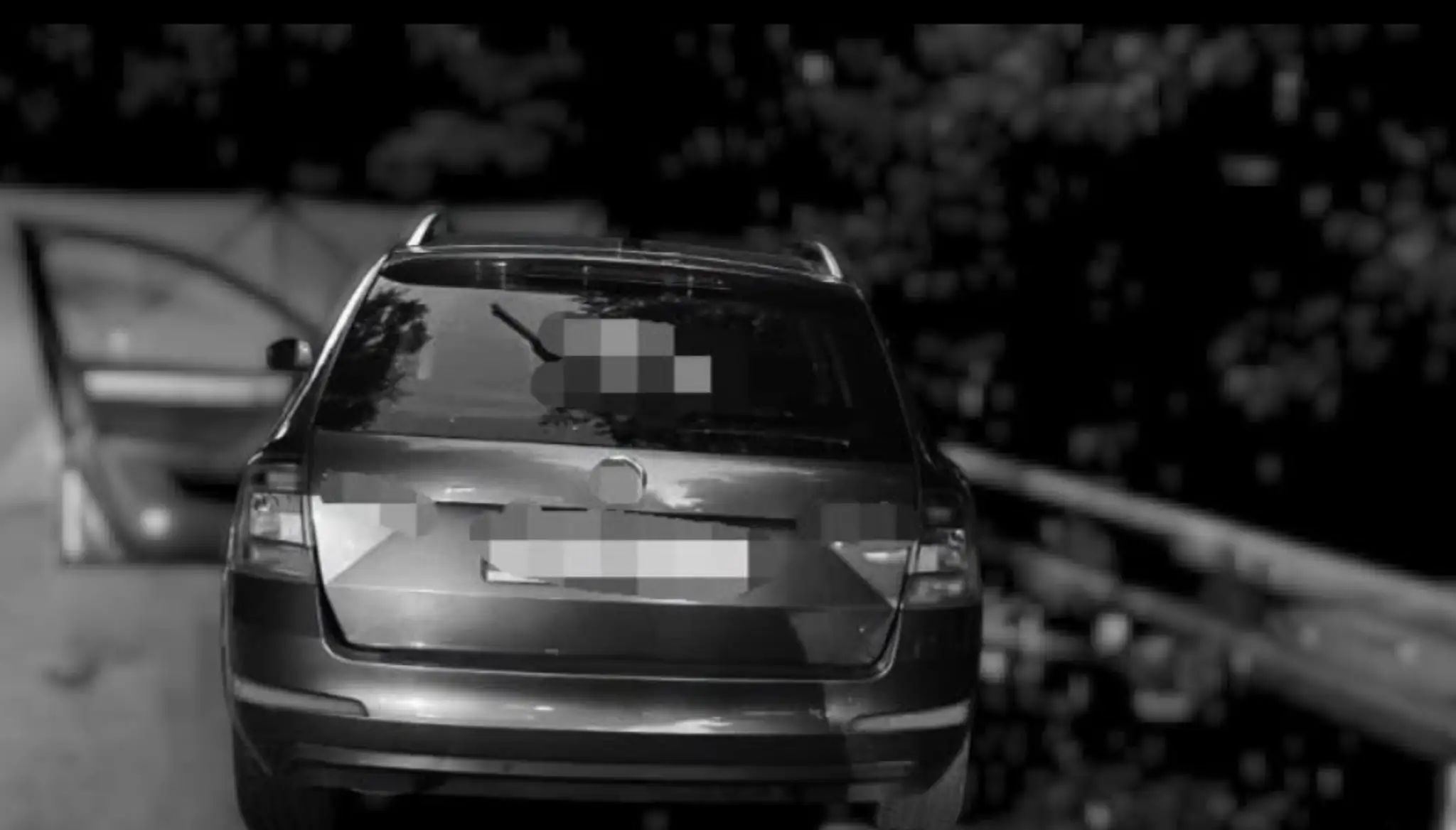 Na snímke havarované auto po zrážke s cyklistom.