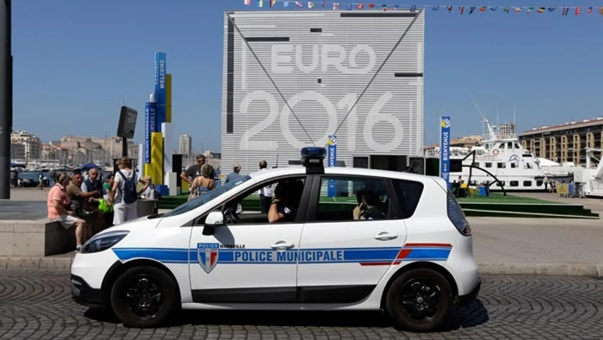 Britská vláda varovala fanúšikov cestujúcich na futbalové EURO 2016.