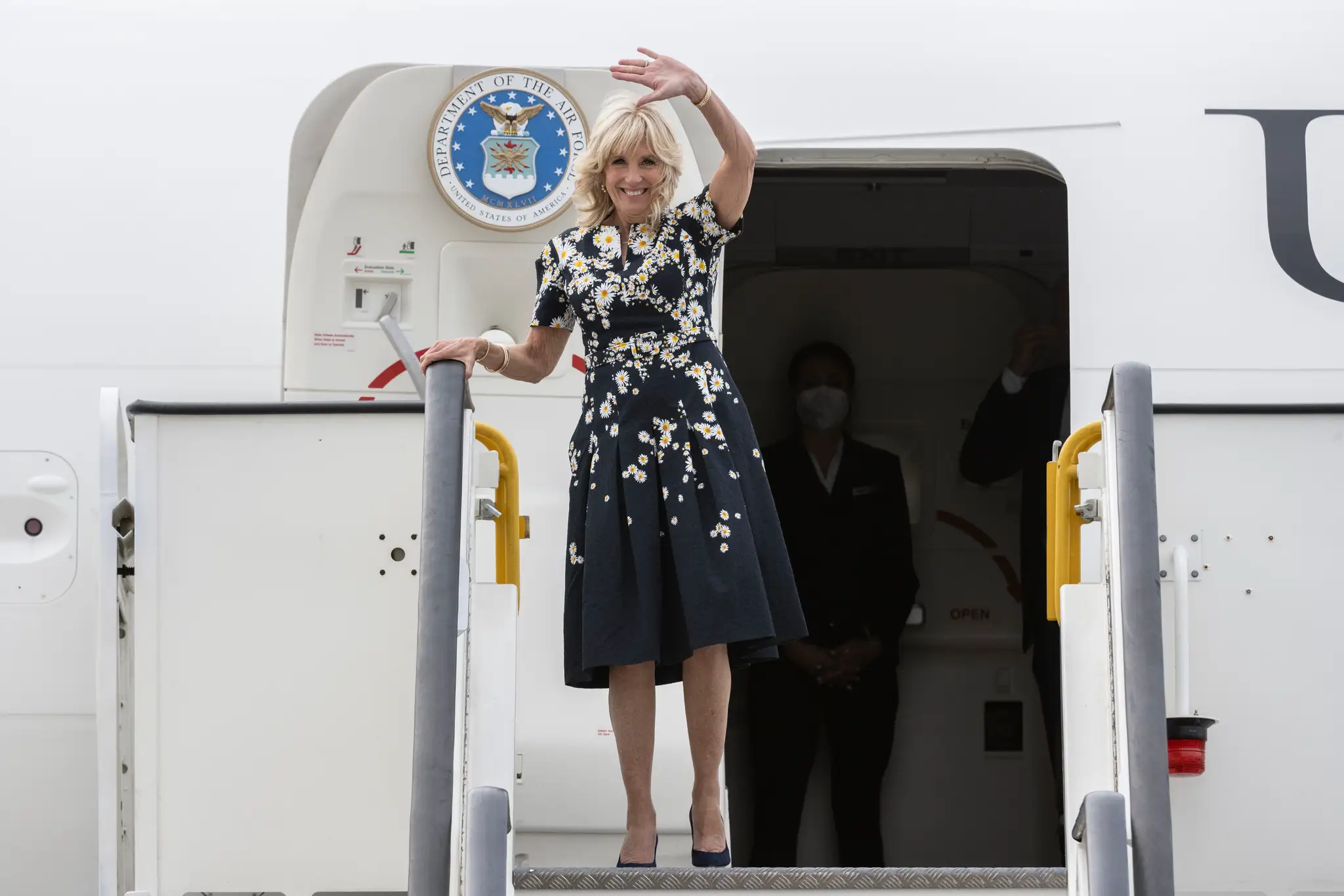 Prvá dáma USA Jill Bidenová máva po prílete na letisku M. R. Štefánika.