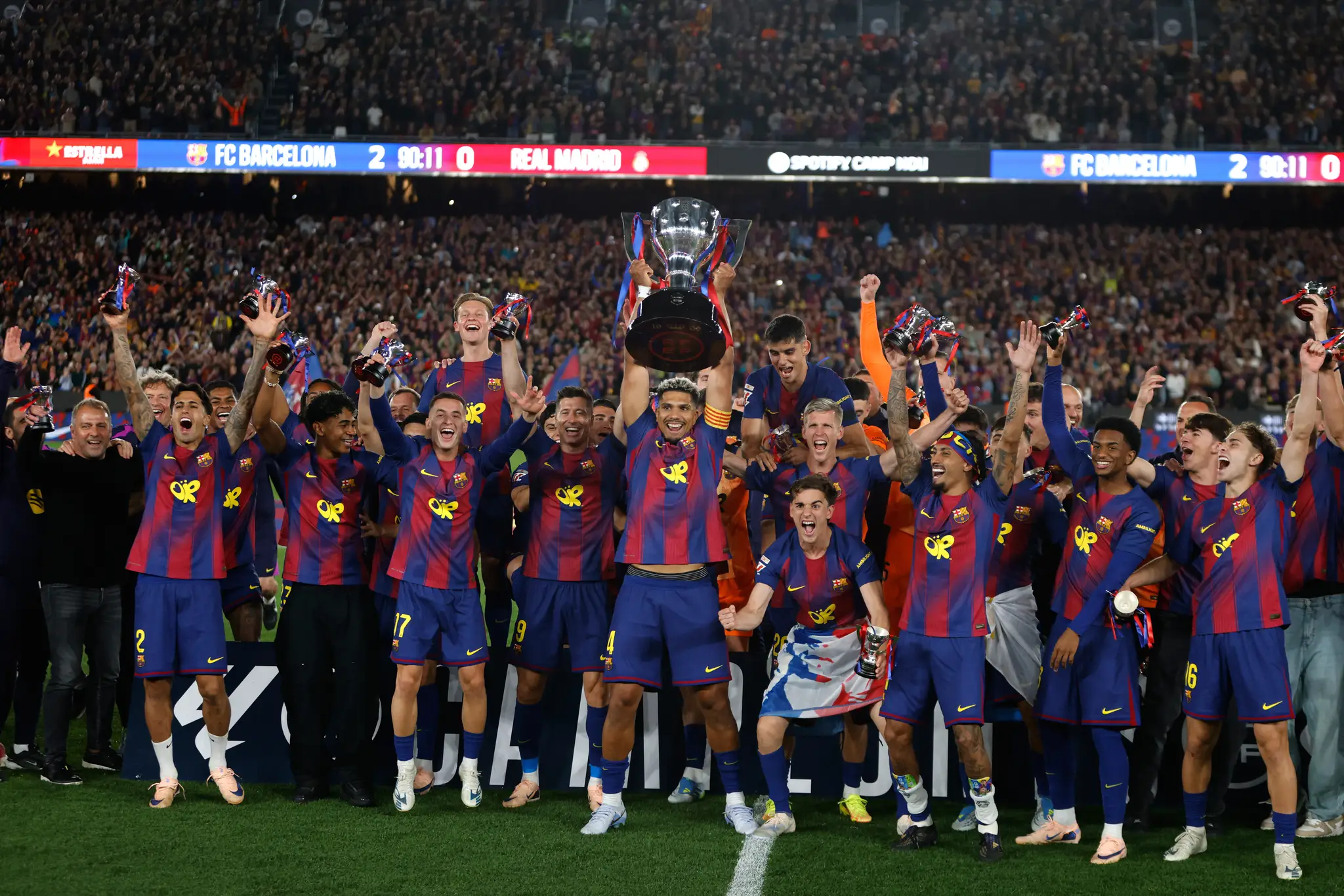 Futbalisti Barcelony oslavujú s trofejou.