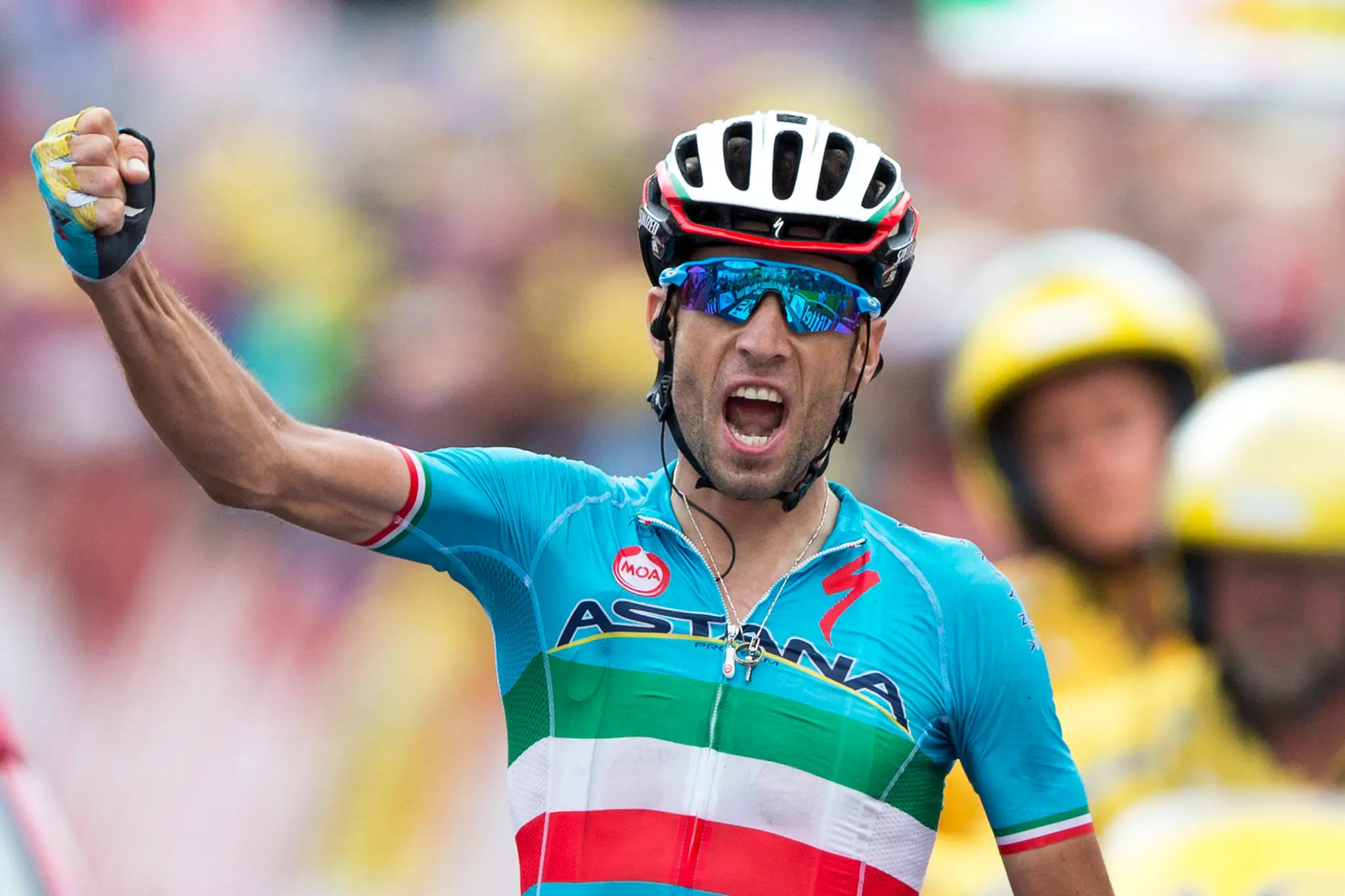 Víťazné gesto Taliana Vincenza Nibaliho po triumfe v 19. etape Tour de France 2015.