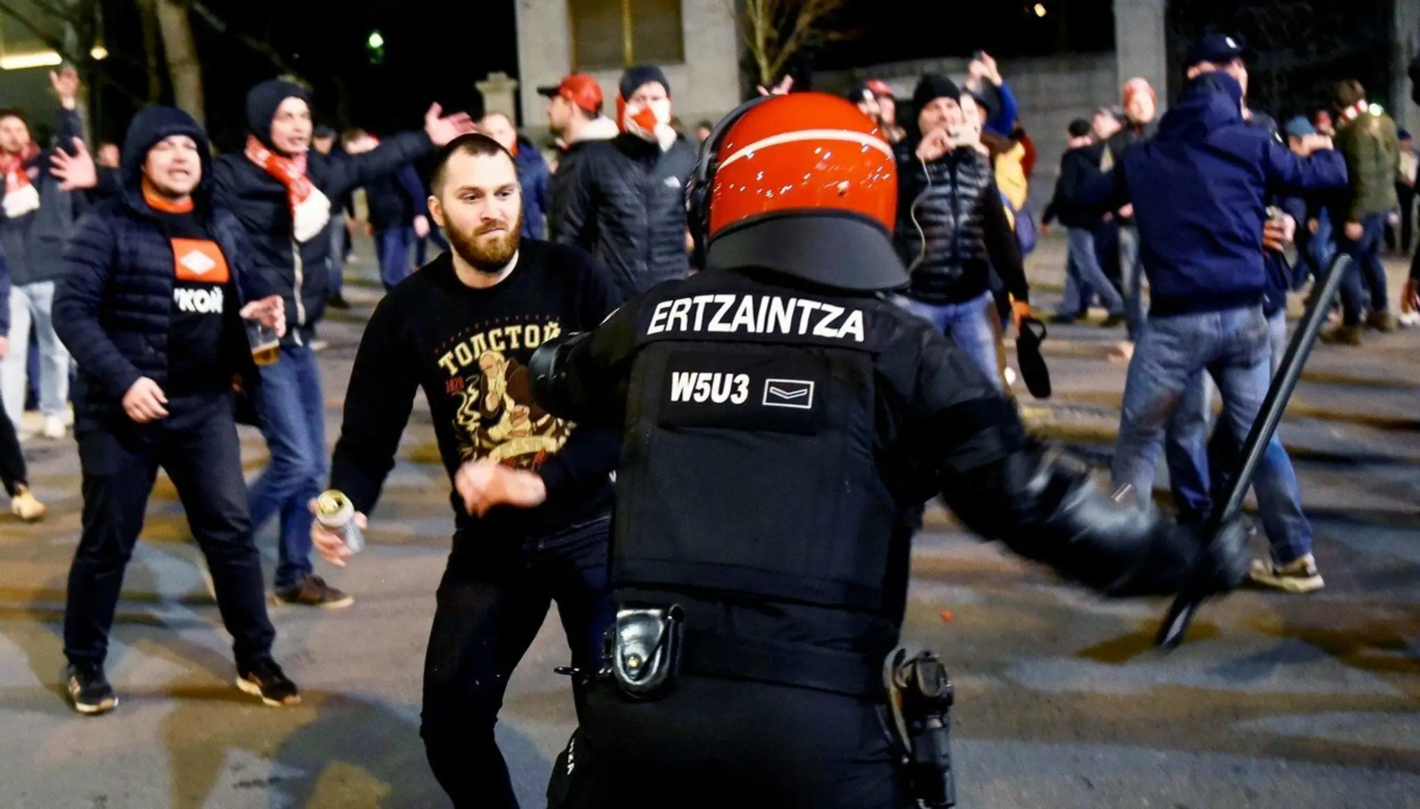 Španielska polícia zasahuje proti chuligánom.