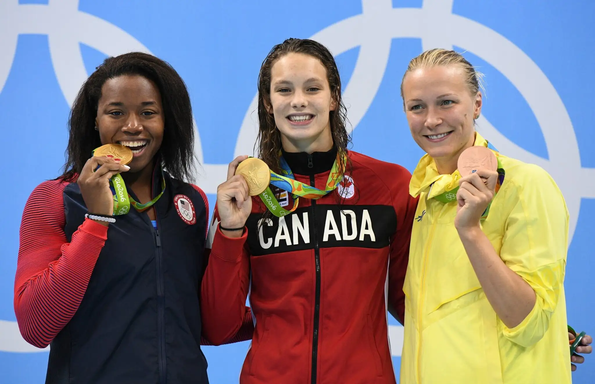 Američanka Simone Manuelová, Kanaďanka Penny Oleksiaková a Sarah Sjöströmová