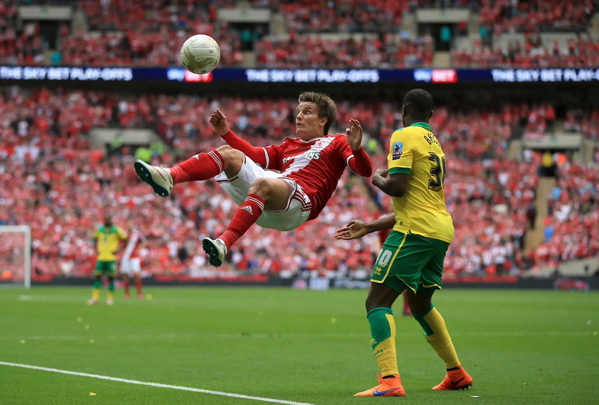 Jelle Vossen z Middlesbrough sa pokúša o nožnice.