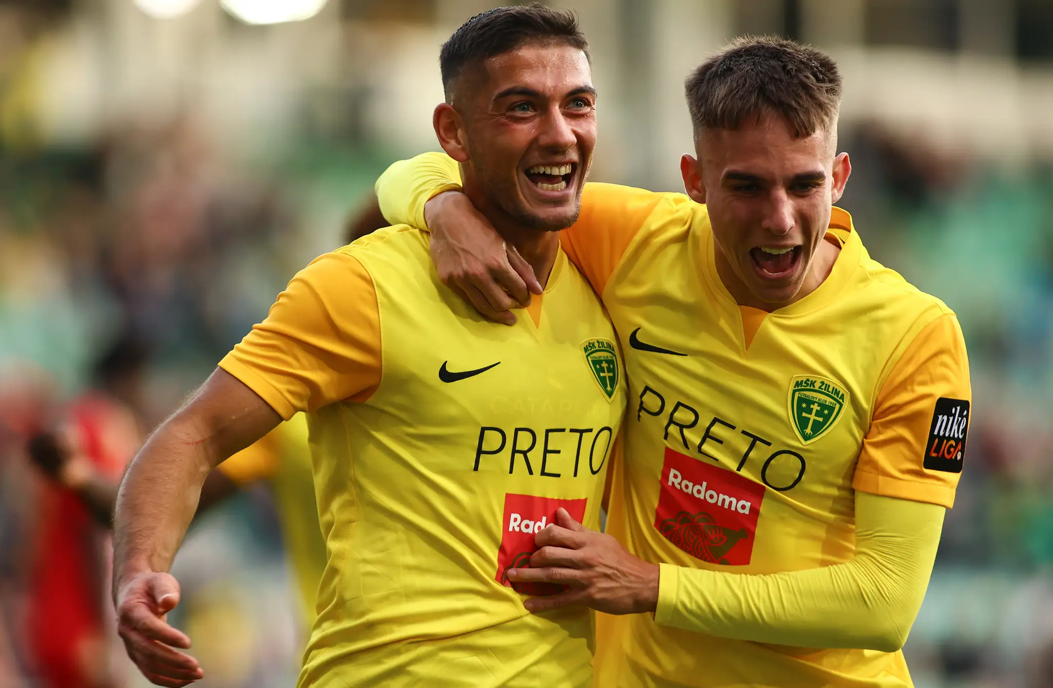 Hráči Žiliny zľava Kristián Bari a Mário Sauer sa tešia z gólu v 11. kole Niké ligy proti Banskej Bystrici.